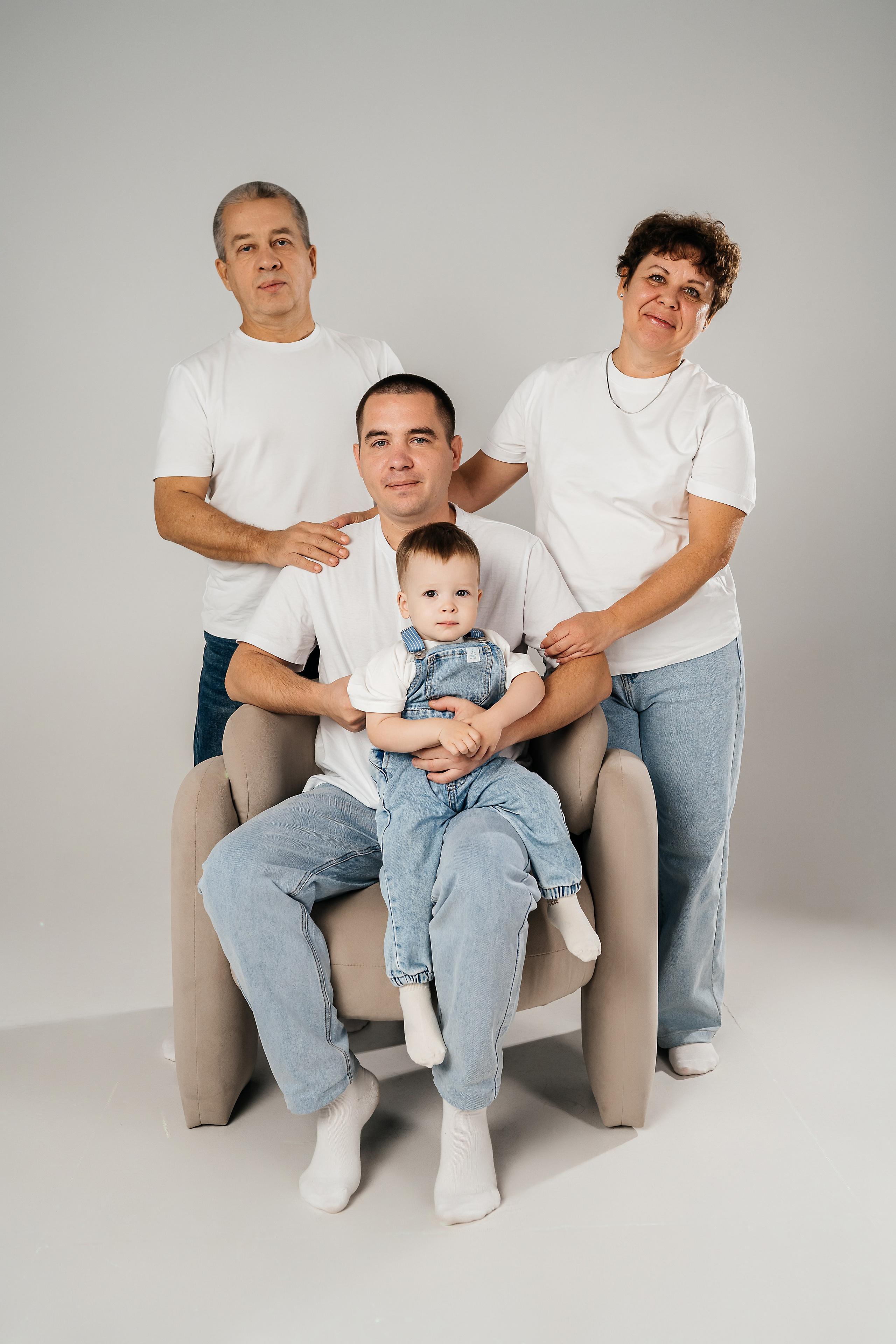 Семейная фотосессия в студии. Фотограф в Каменске-Шахтинском Ольга Сагал