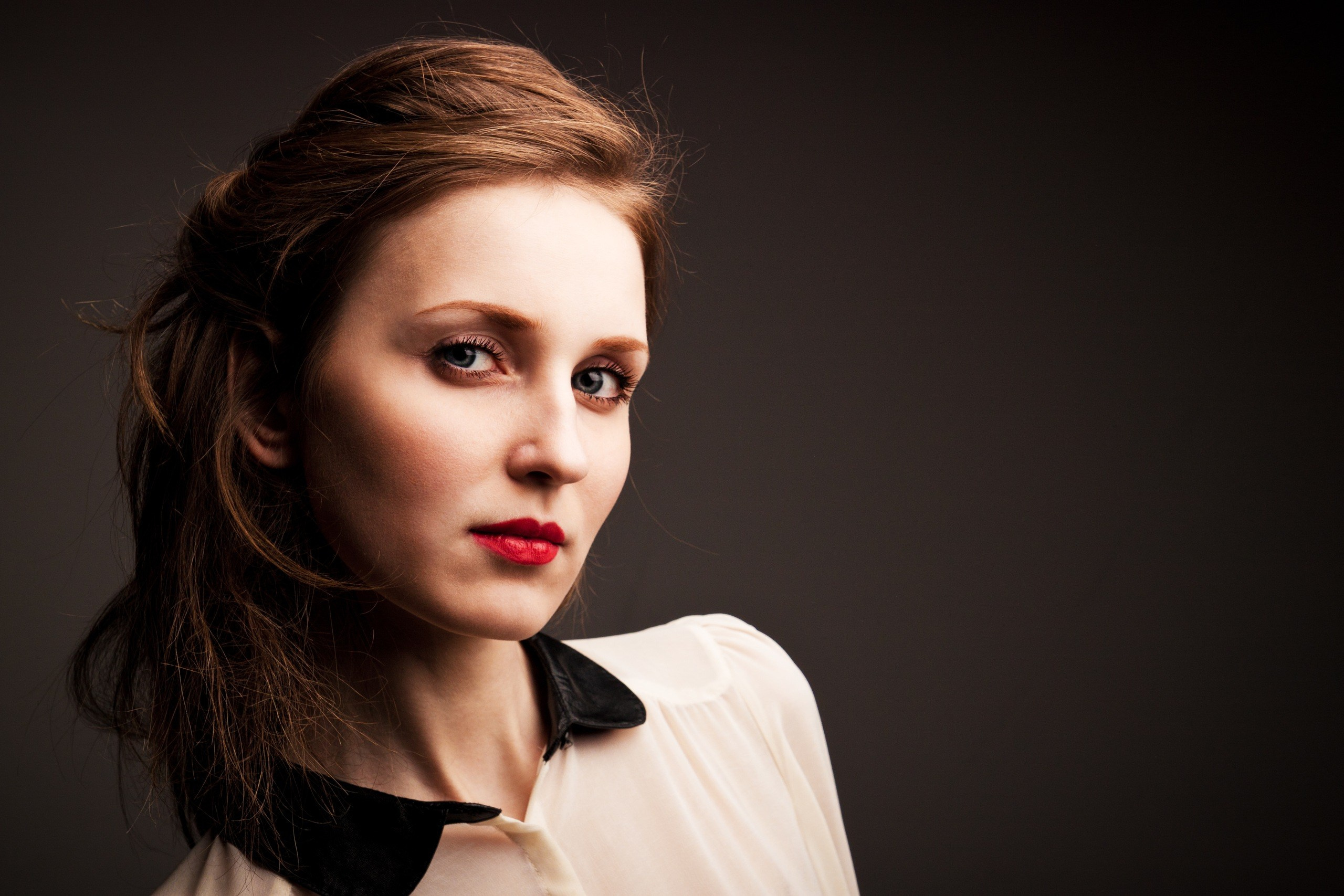 На студии Портретная фотосъемка проводится проще чем на улице