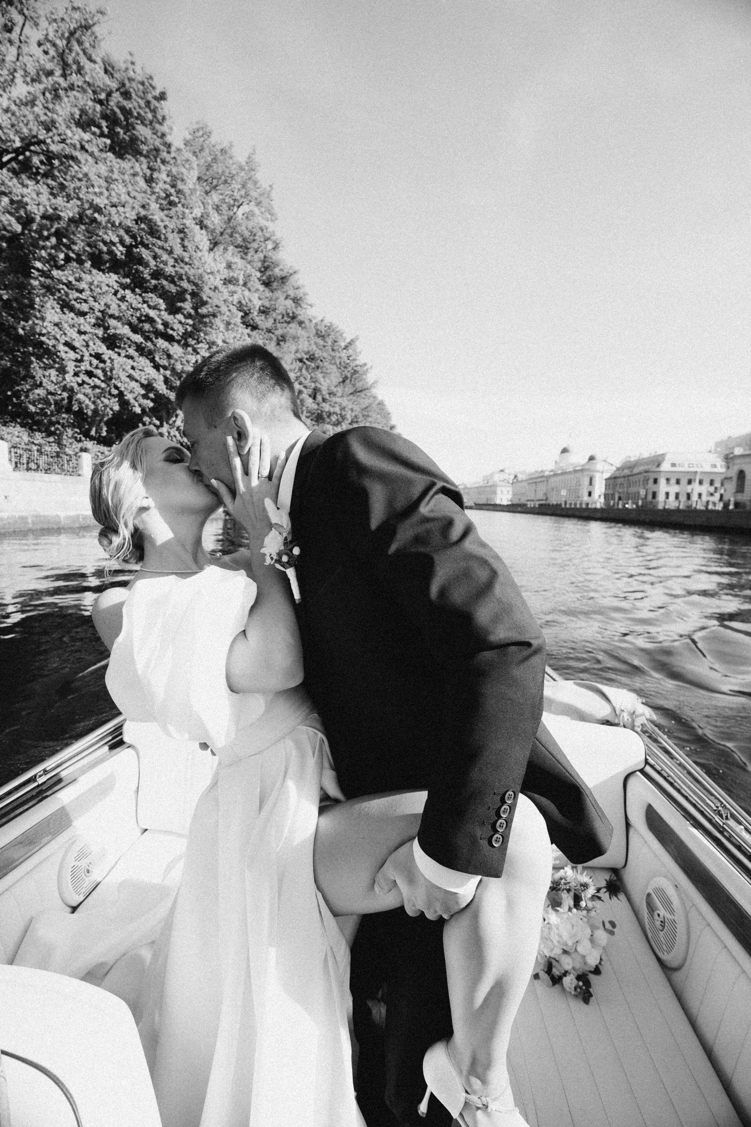 СВАДЕНБНАЯ СЬЕМКА НА КАТЕРЕ ПО КАНАЛАМ САНКТ-ПЕТЕРБУРГА И В АКВАТОРИИ НЕВЫ. Профессиональный фотограф, Санкт-Петербург — Виктория Богомолова