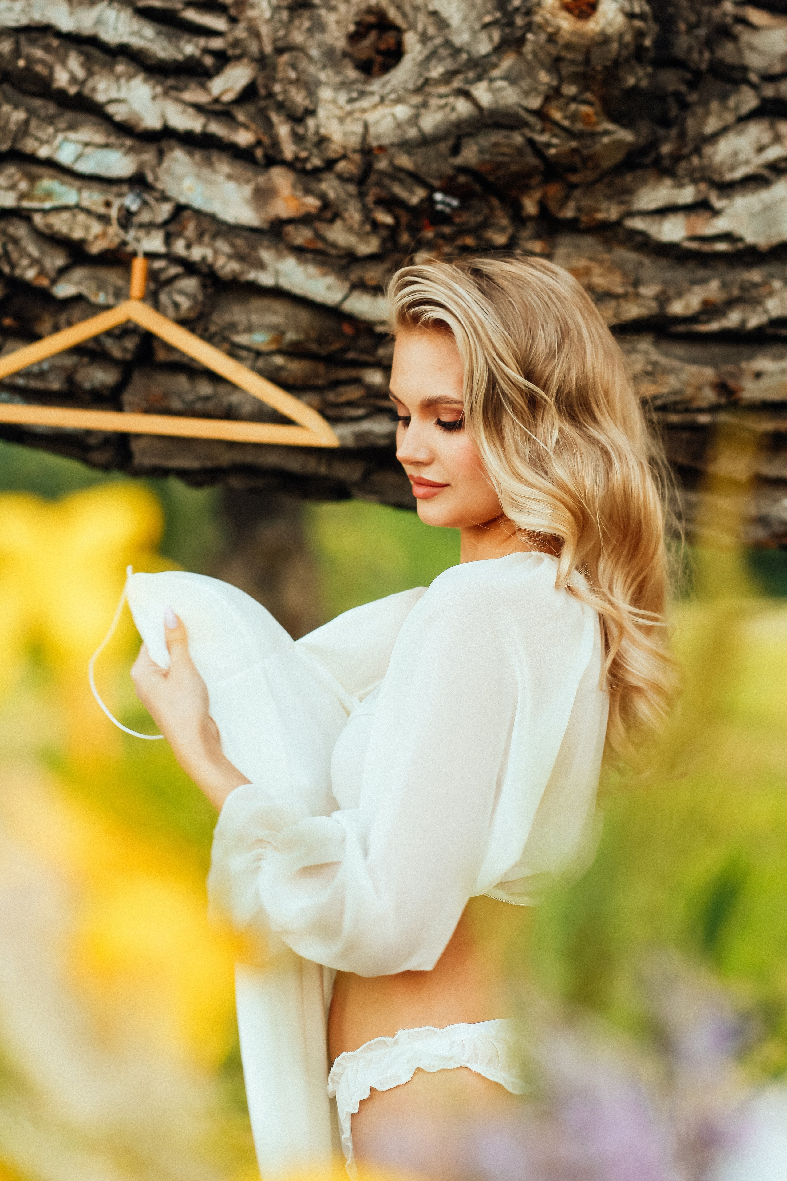 утро очень красивая невеста блондинка цветы природа лето декор дерево кровать виктория