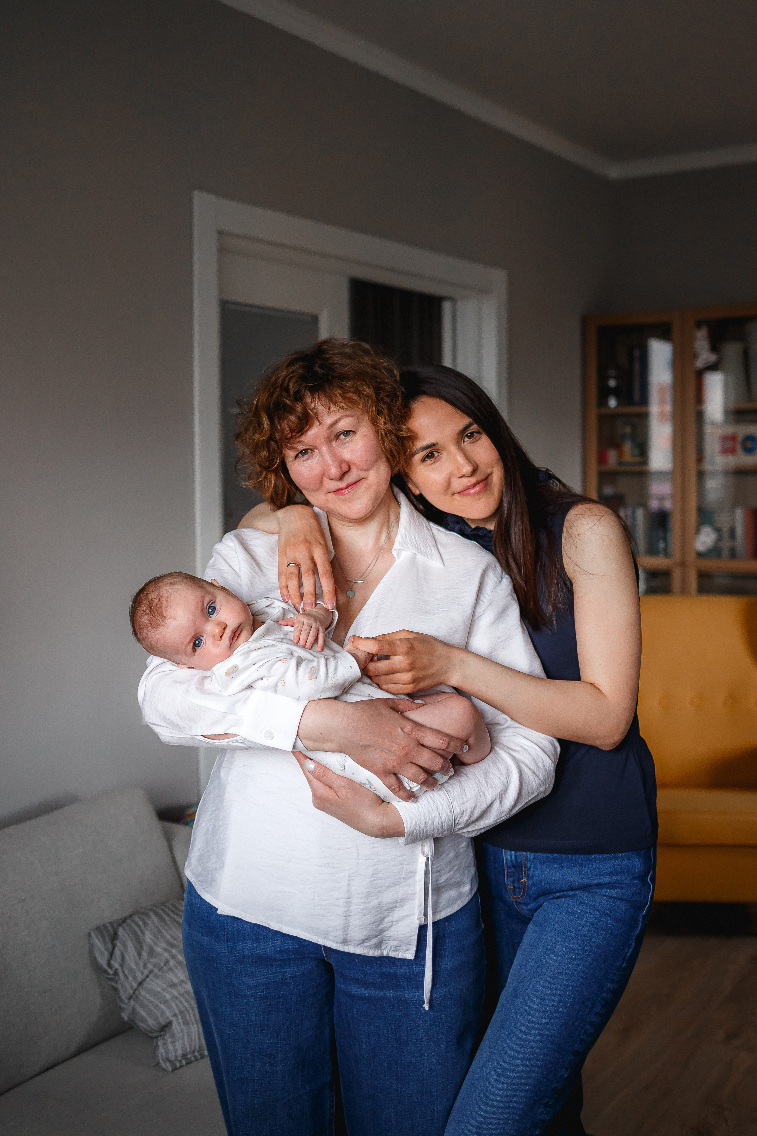 Малышка Катя, родители и бабушка. Домашняя съёмка. Фотограф в Москве Базанова Дарья