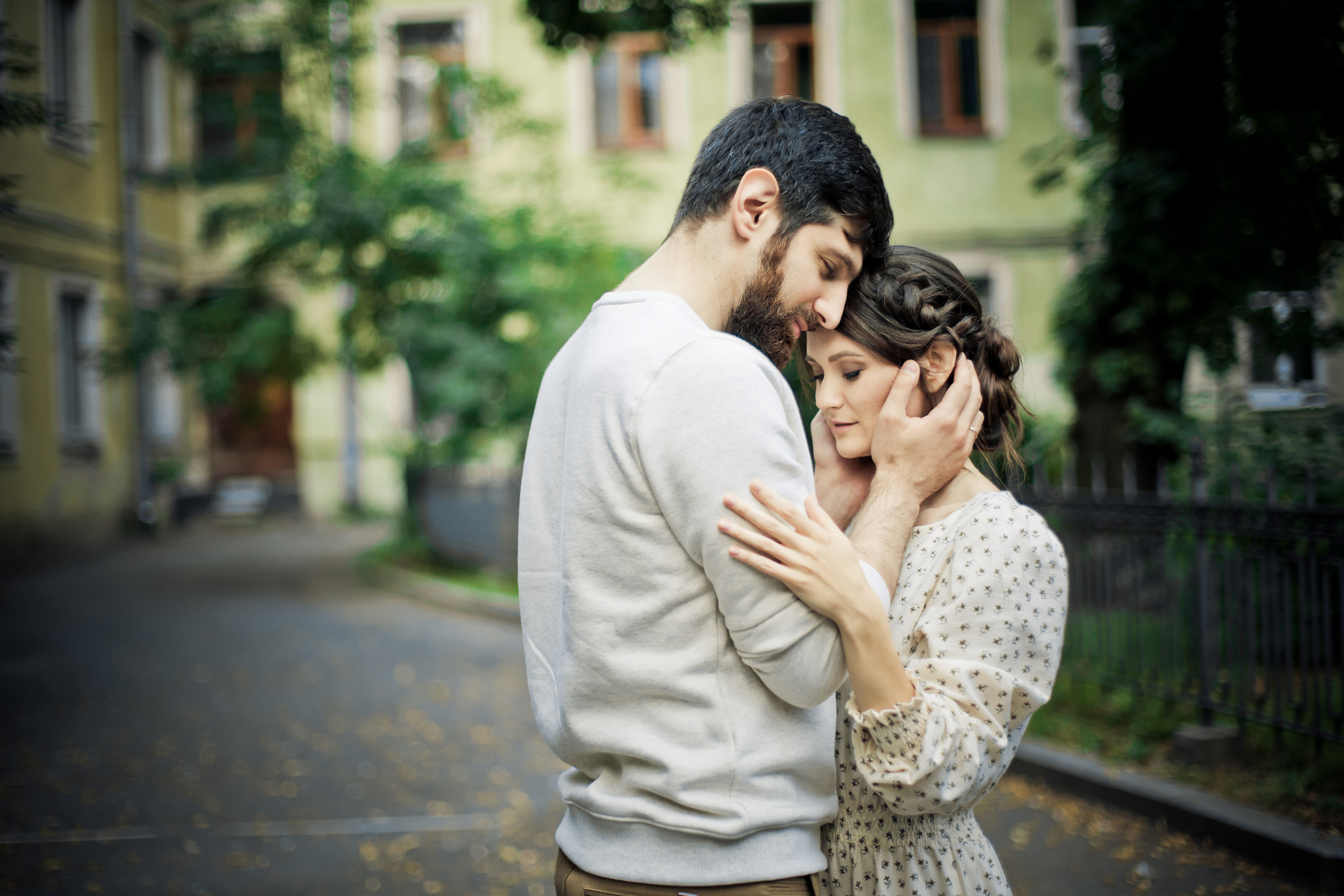 нежные объятия девушки с плетением и горячего юноши