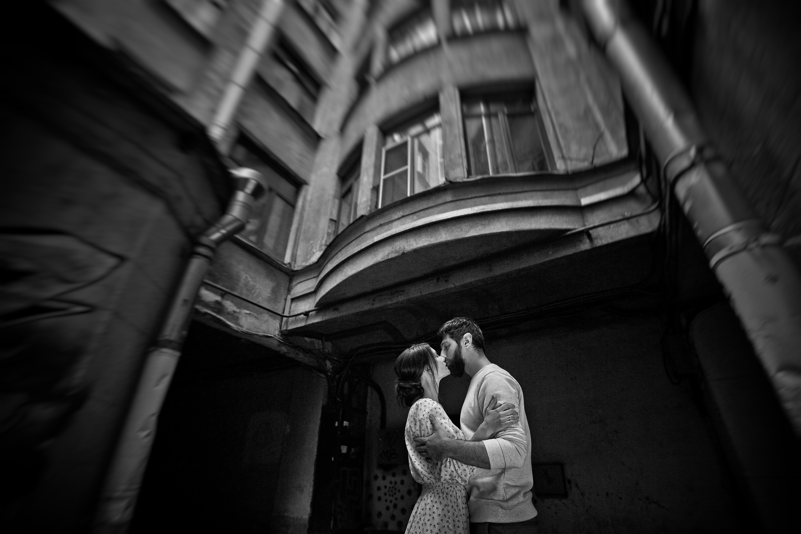 нежный поцелуй влюбленных во дворе колодце Санкт-Петербурга