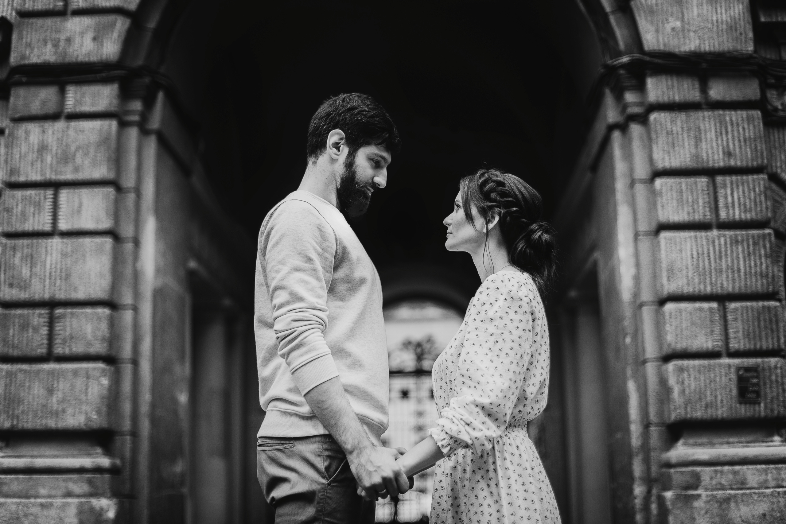 взгляд влюбленных глаза в глаза под аркой