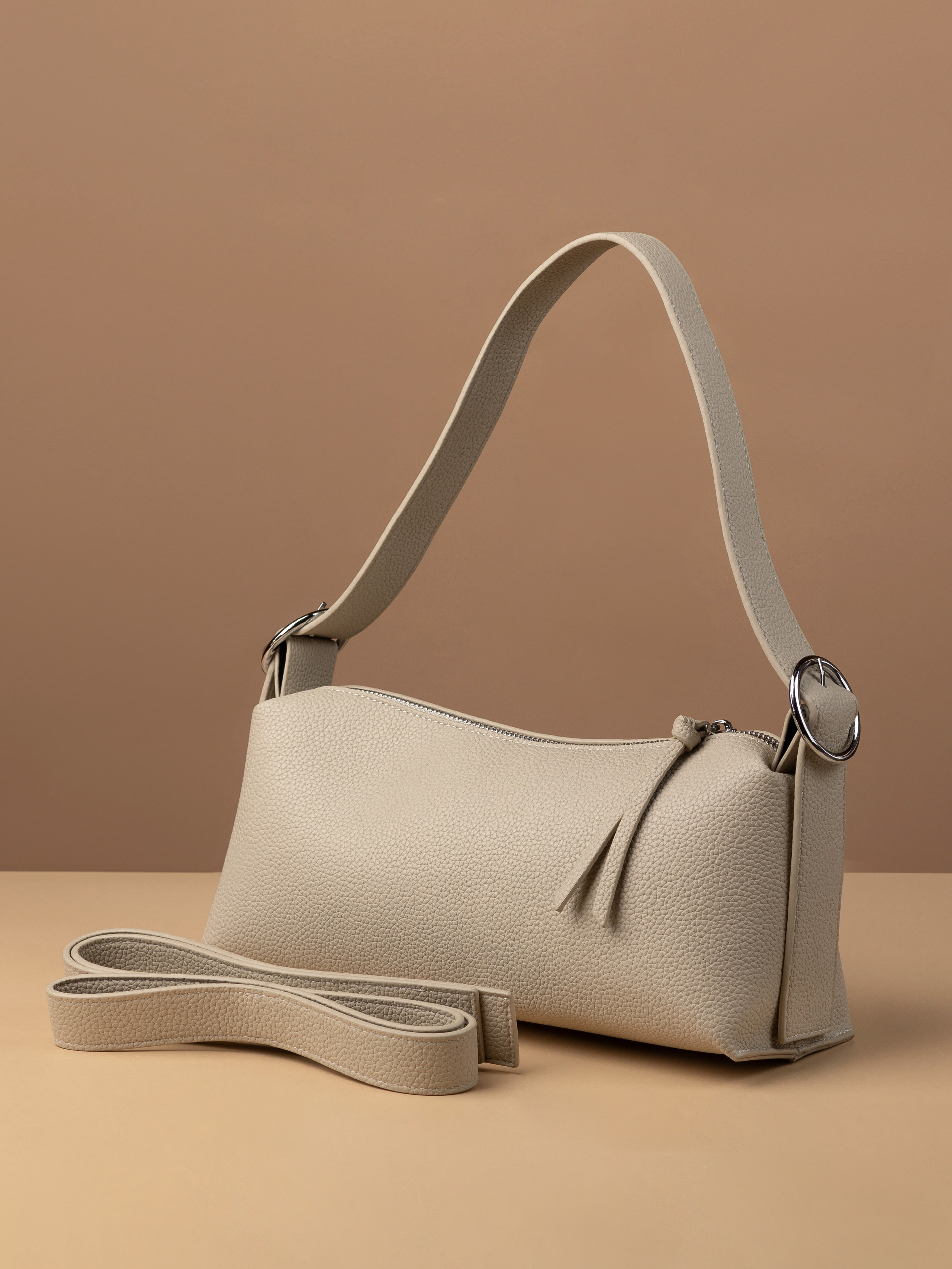 бежевая сумка багет на бежевом фоне для маркетплейсов