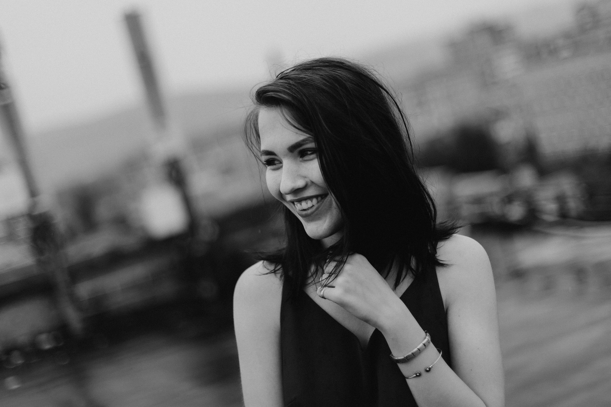 Черно-белая женская фотосессия на крыше в Красноярске