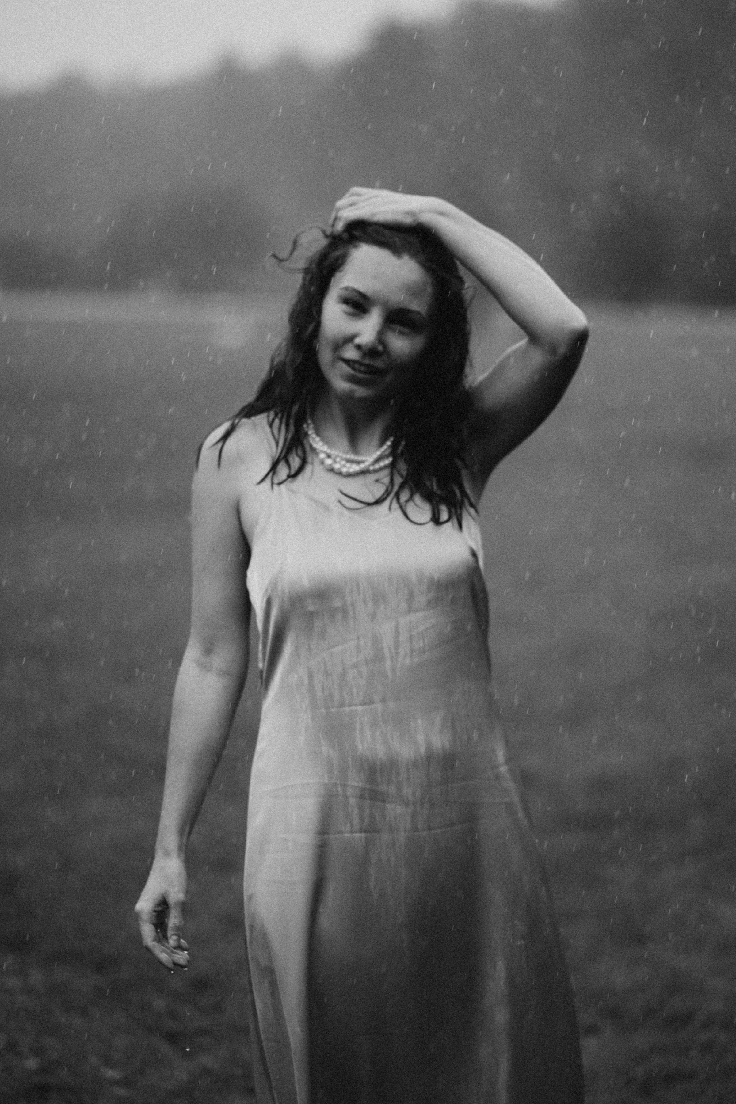 Чёрно-белая фотосессия в дождь