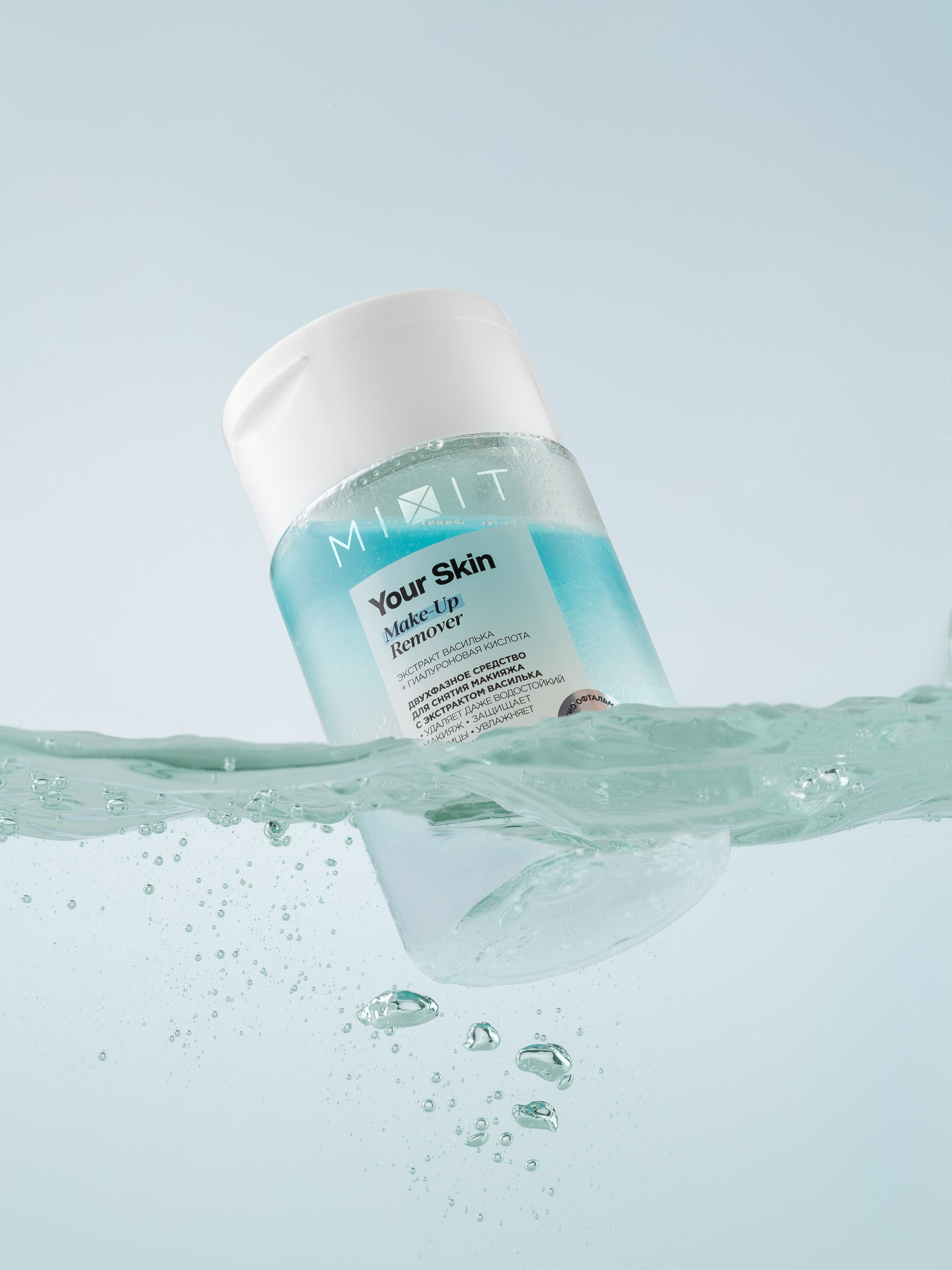 Тоник для лица mixit на поверхности воды с пузырями 