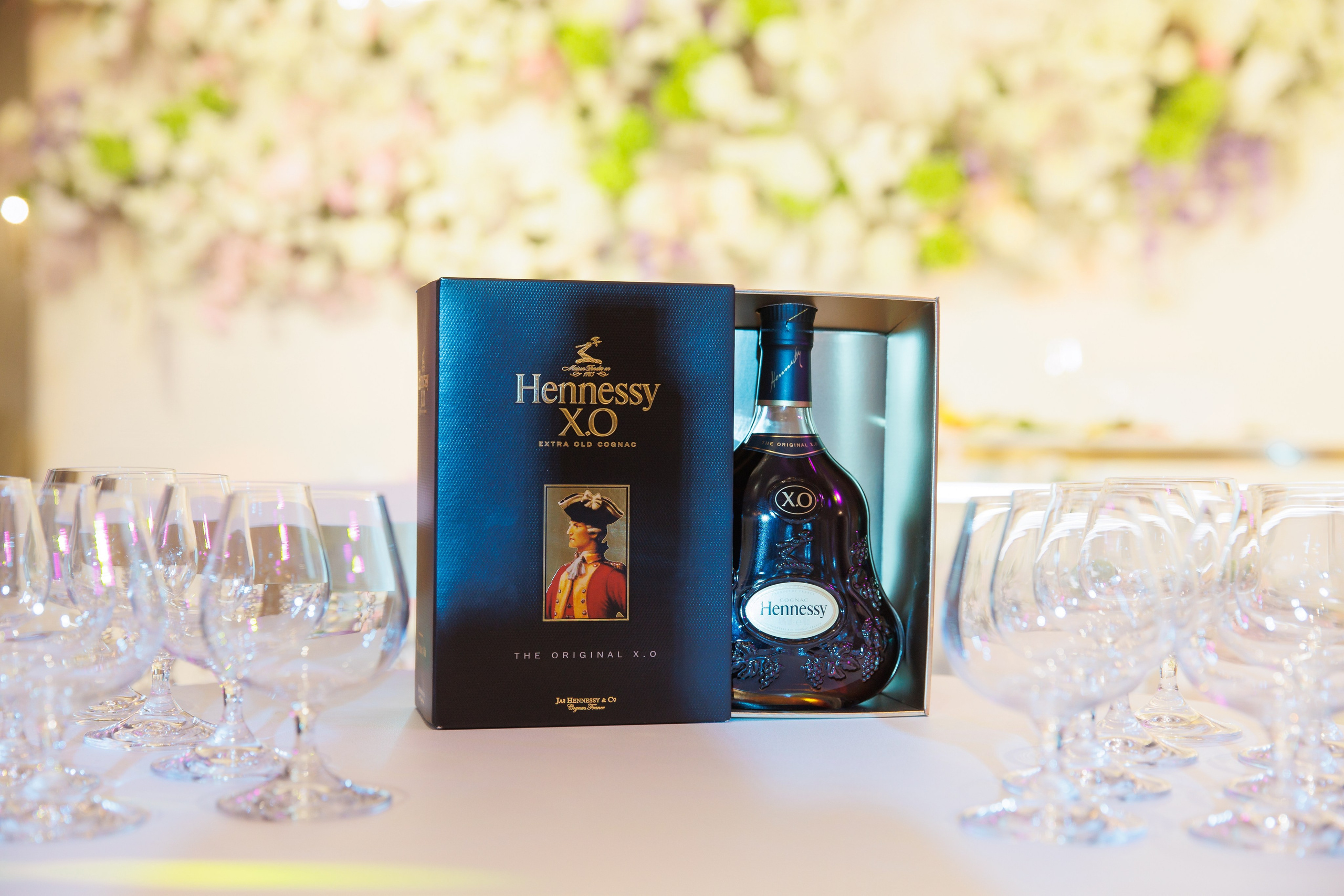 Премиальные детали сервировки и бутылка коньяка Hennessy XO, Санкт-Петербург