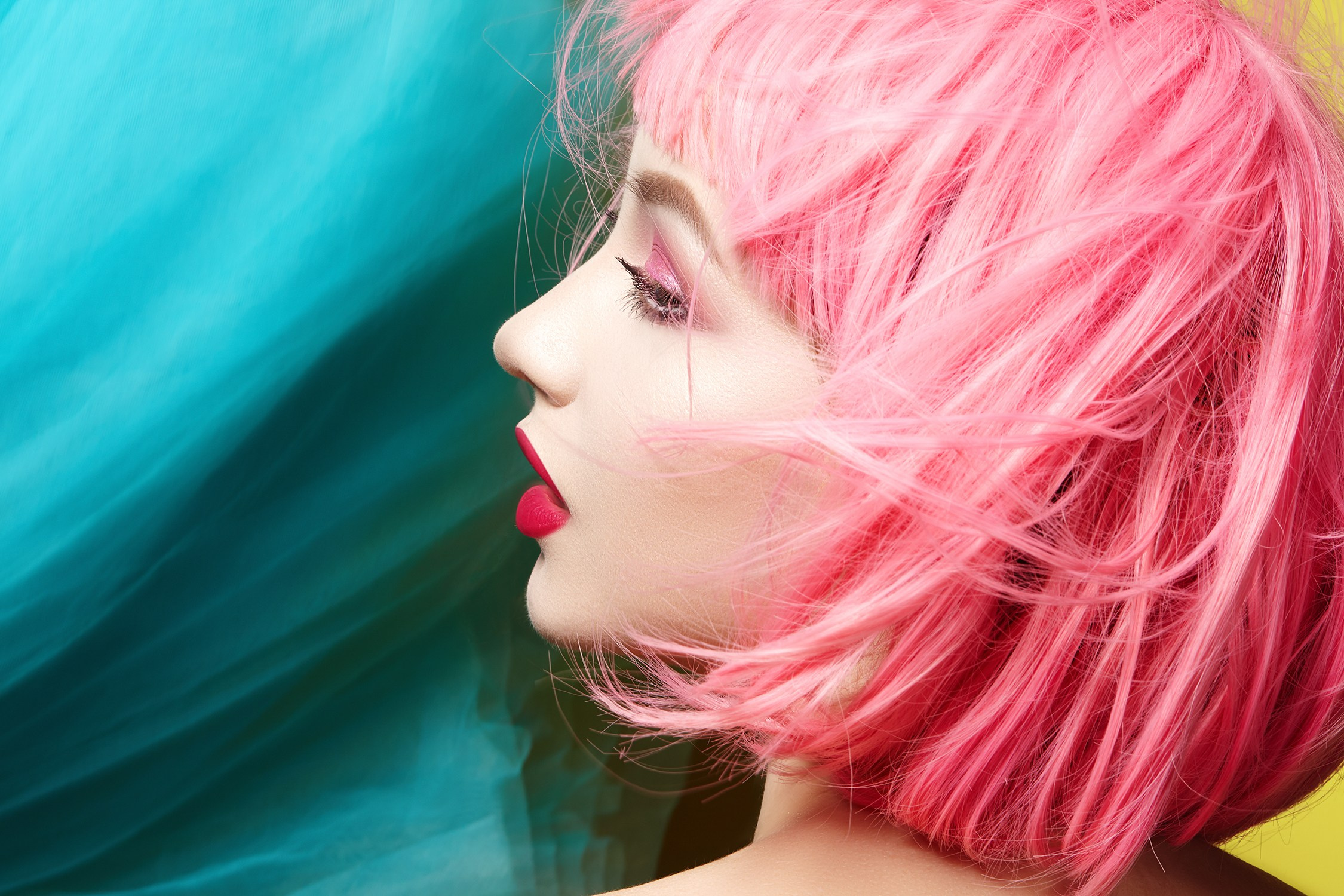 Colorful summer beaury shoot with trendy pink hair