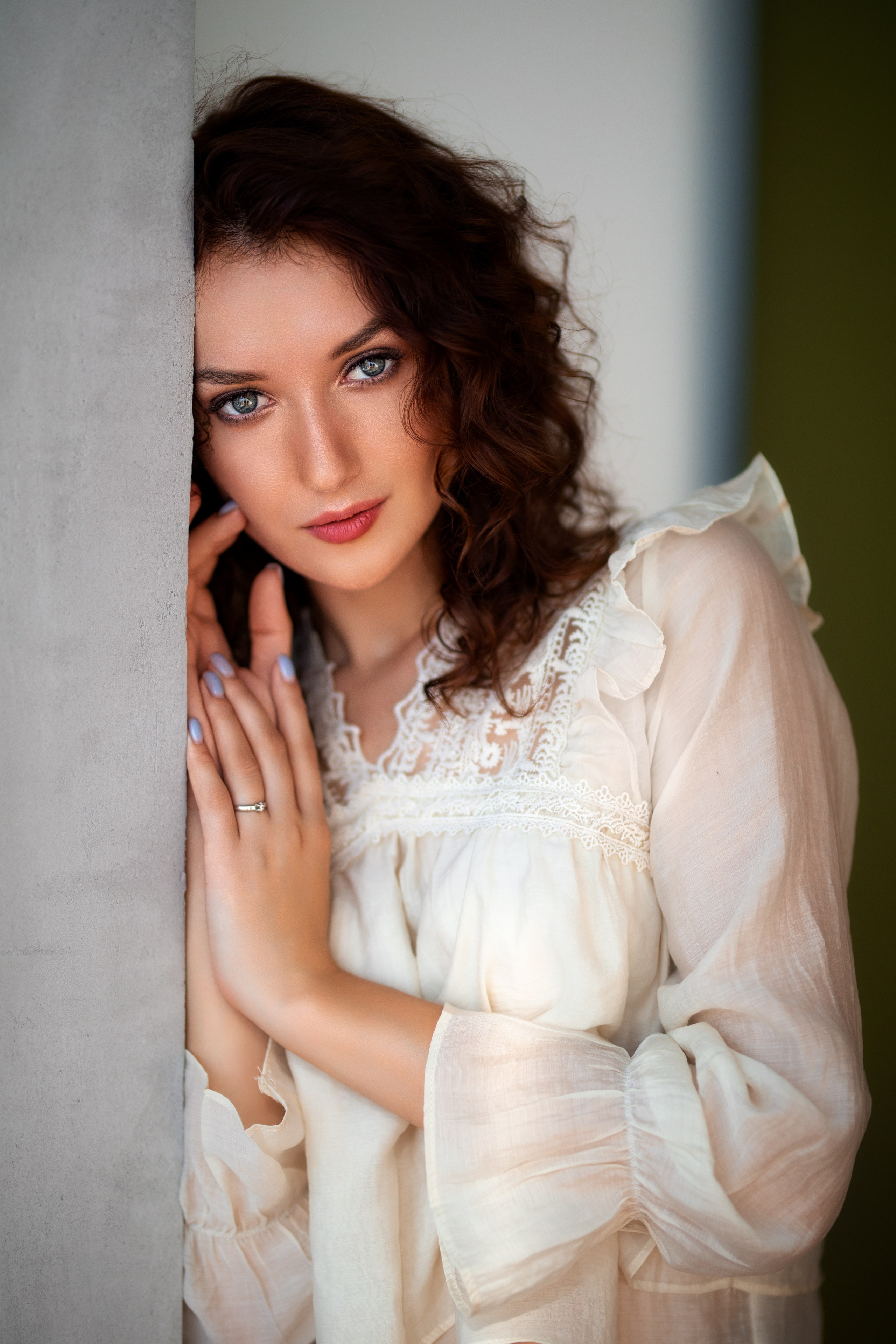 Фотосет с Анастасией в студии с минимальным интерьером в формате для «себя»