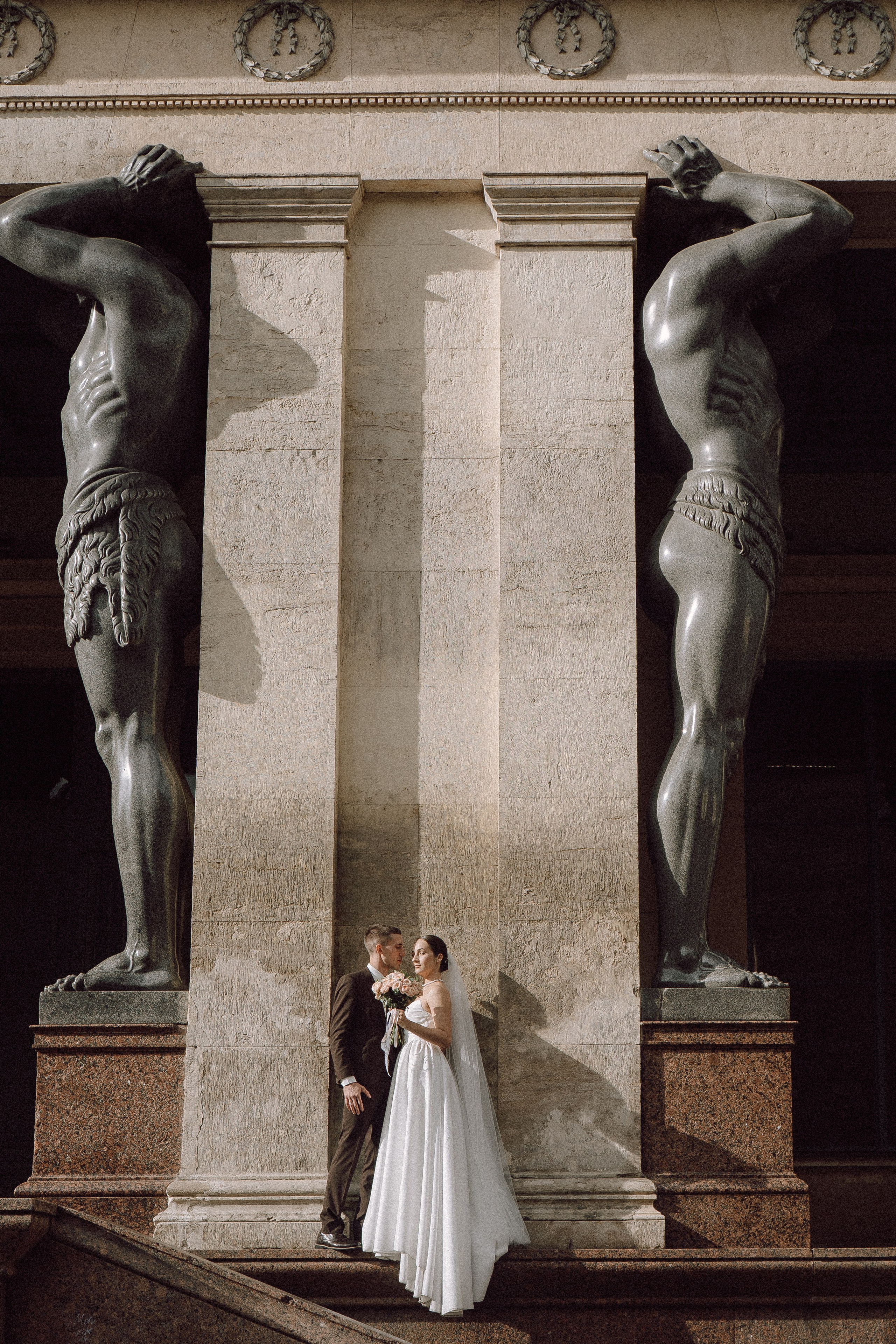 СВАДЕБНАЯ ПРОГУЛКА В САНТК-ПЕТЕРБУРГЕ (ИСАКИЕВСКИЙ СОБОР, ЗИМНЯЯ КАНАВКА, ЭРМИТАЖ И БОЛЬШАЯ МОРСКАЯ УЛИЦА). Профессиональный фотограф, Санкт-Петербург — Виктория Богомолова