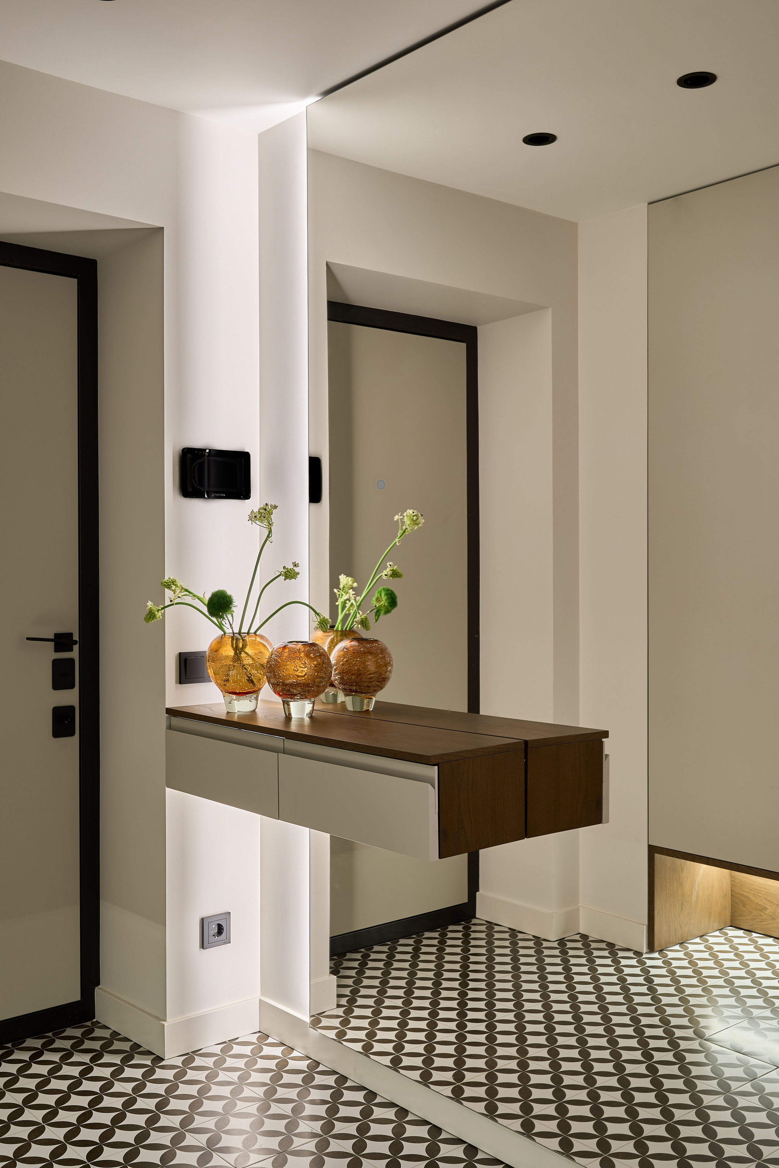 прихожая в квартире с большим зеркалом