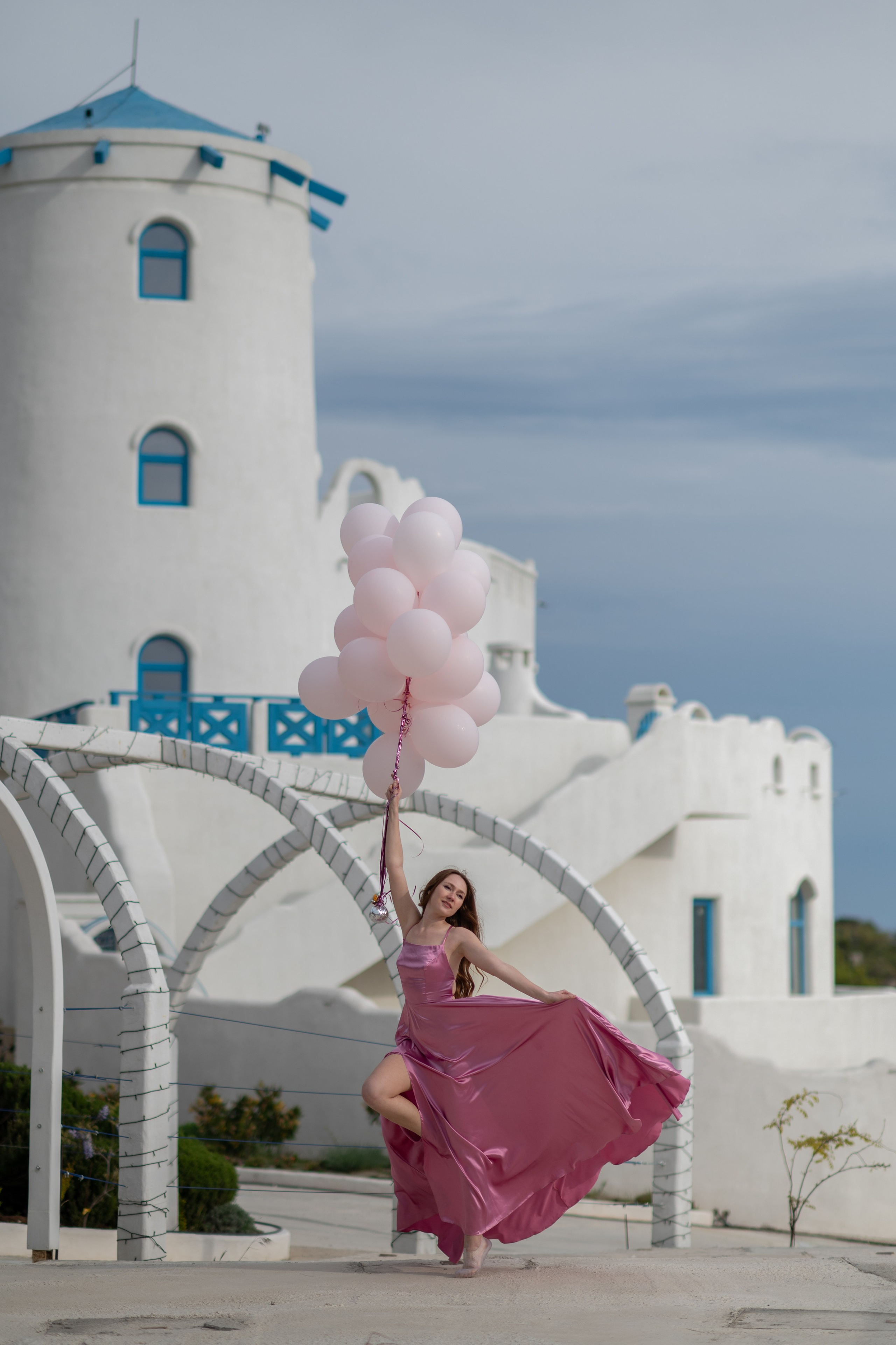 Фотосессия на Санторини в Крыму с гелиевыми шарами