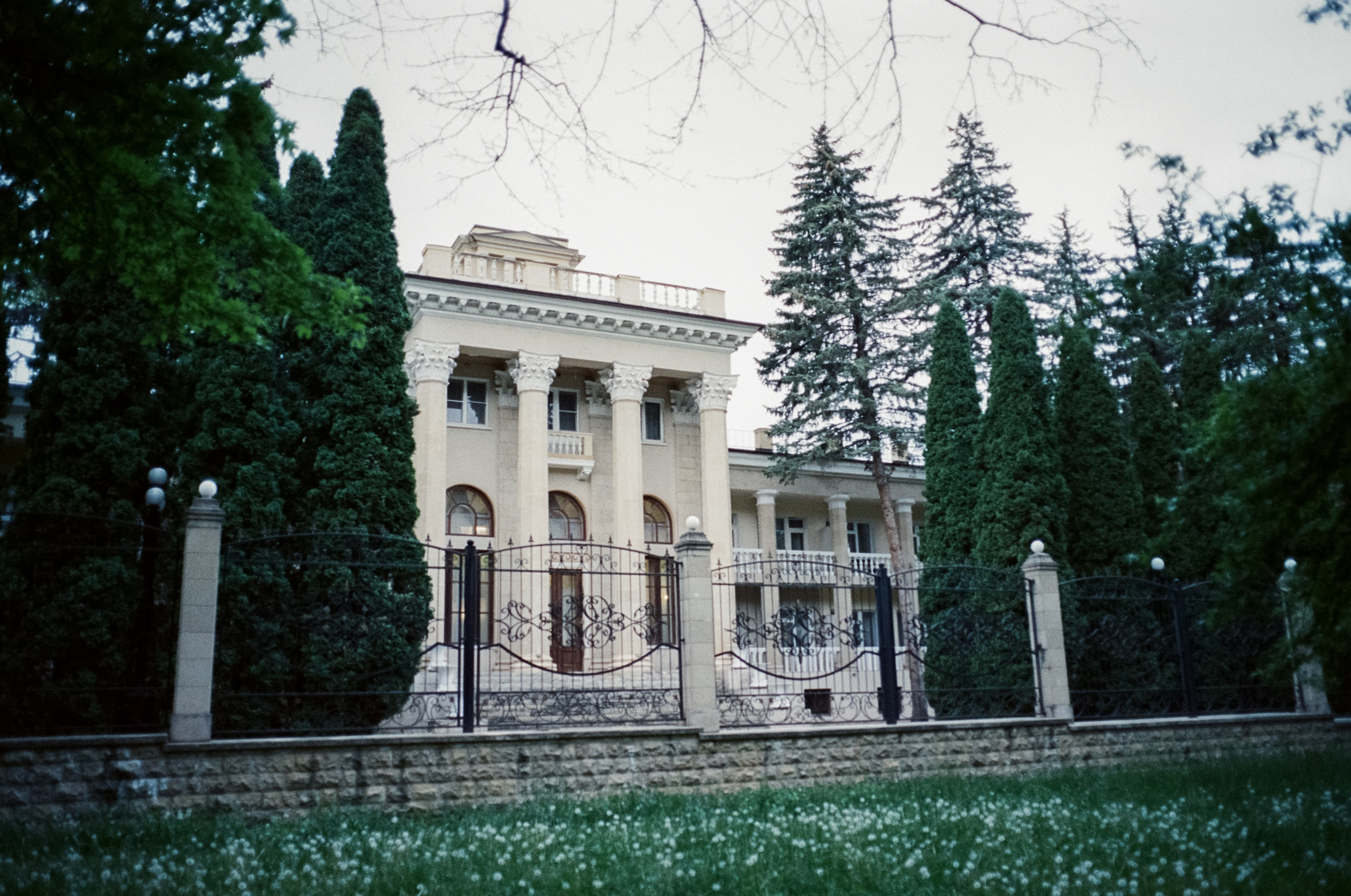 Музей Ярошенко, Кисловодск вечером / SFL 500T — Ricoh 500GS