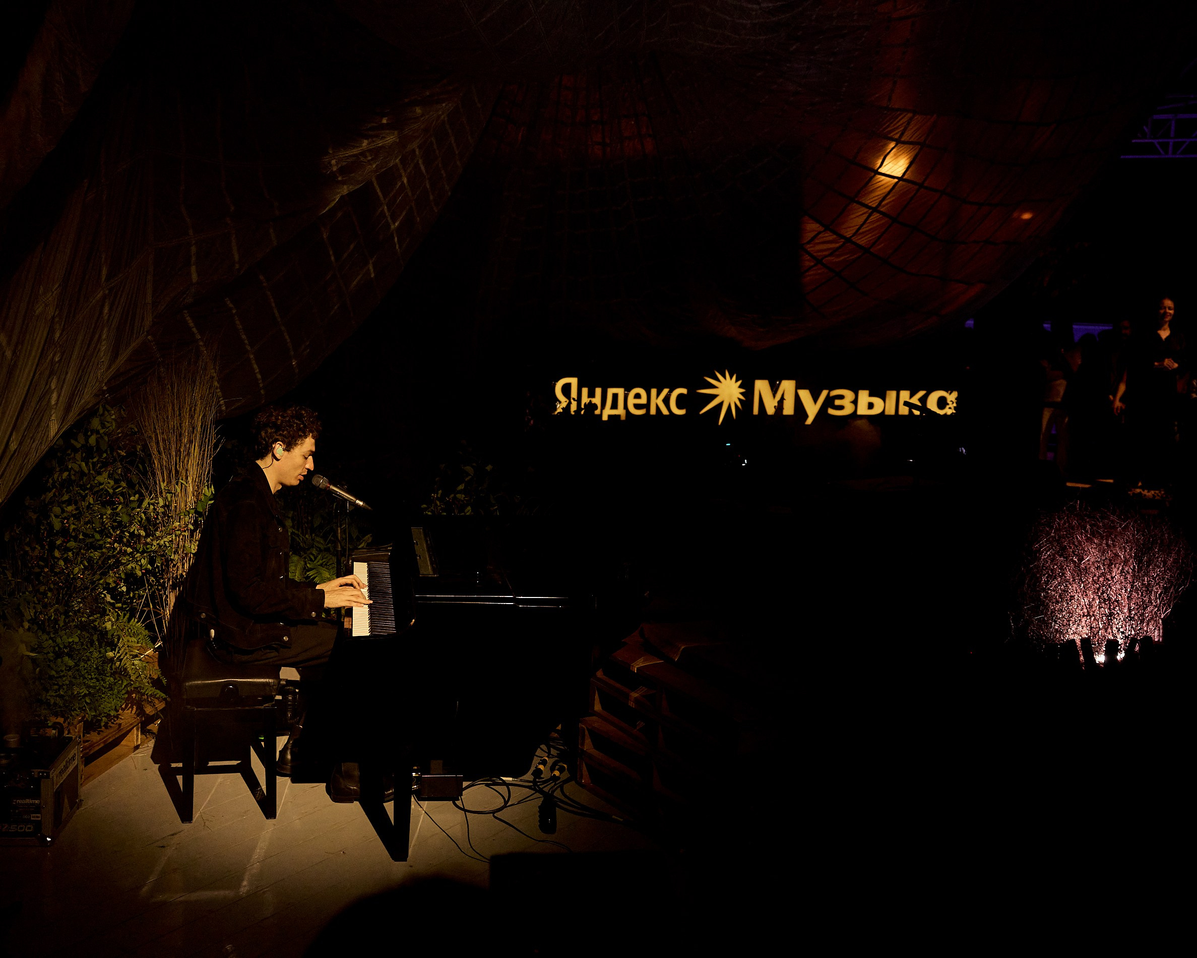 Zoloto x Яндекс Музыка. Светский фотограф Столбоушкин Никита