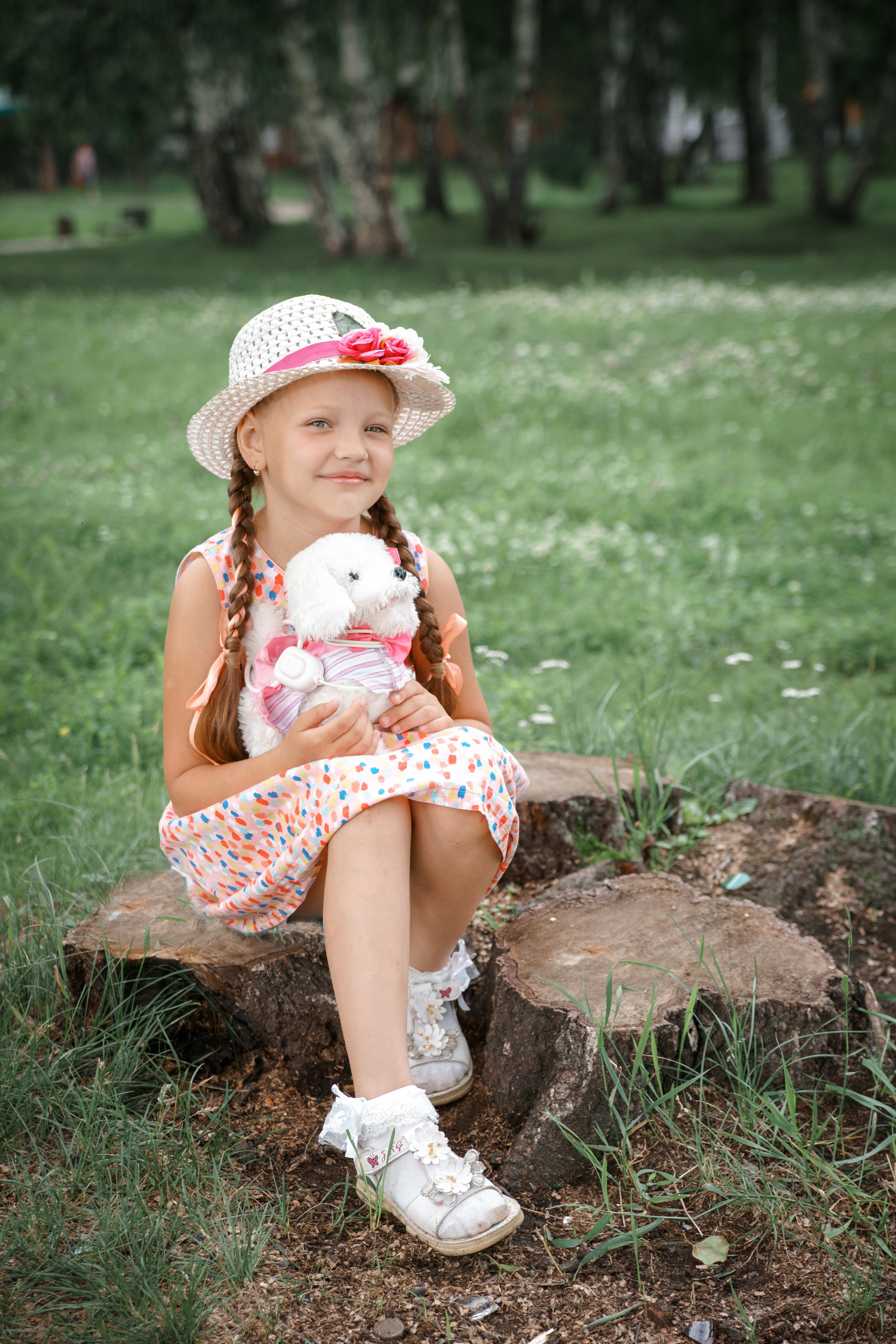 Детская фотосессия летом - девочка сидя на пеньке со щенком