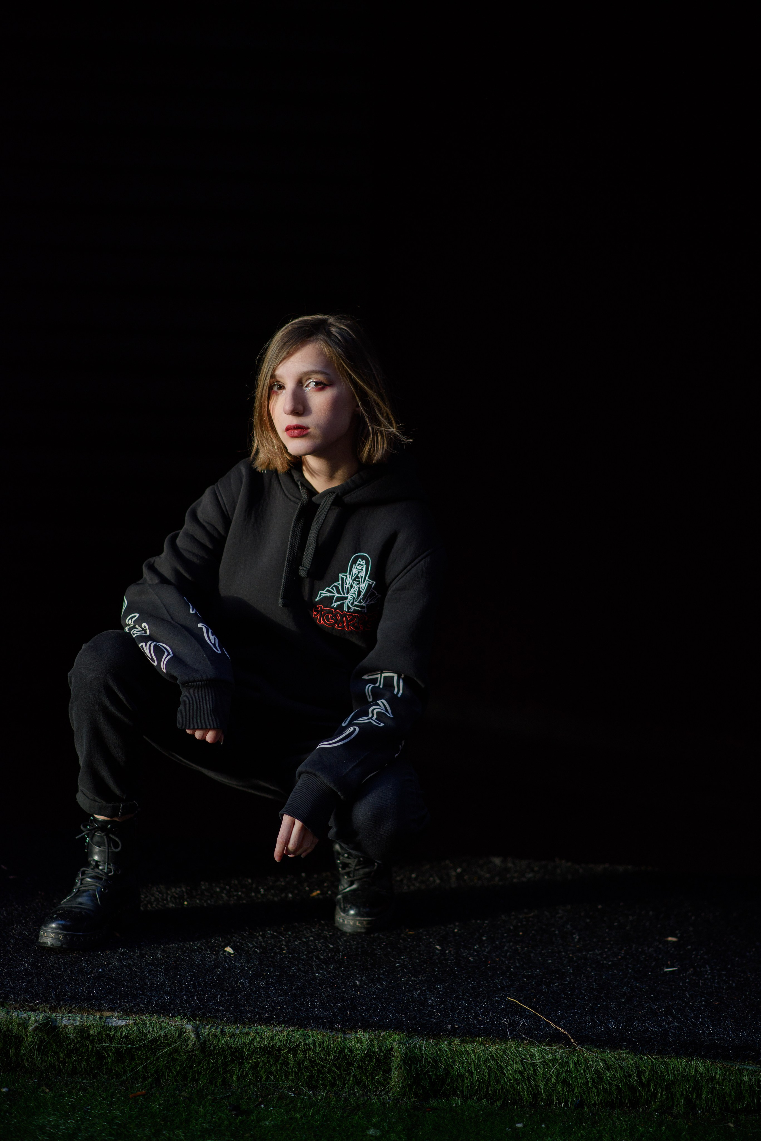 Фотосессия на 18тилетие на территории Красного октября в черной толстовке