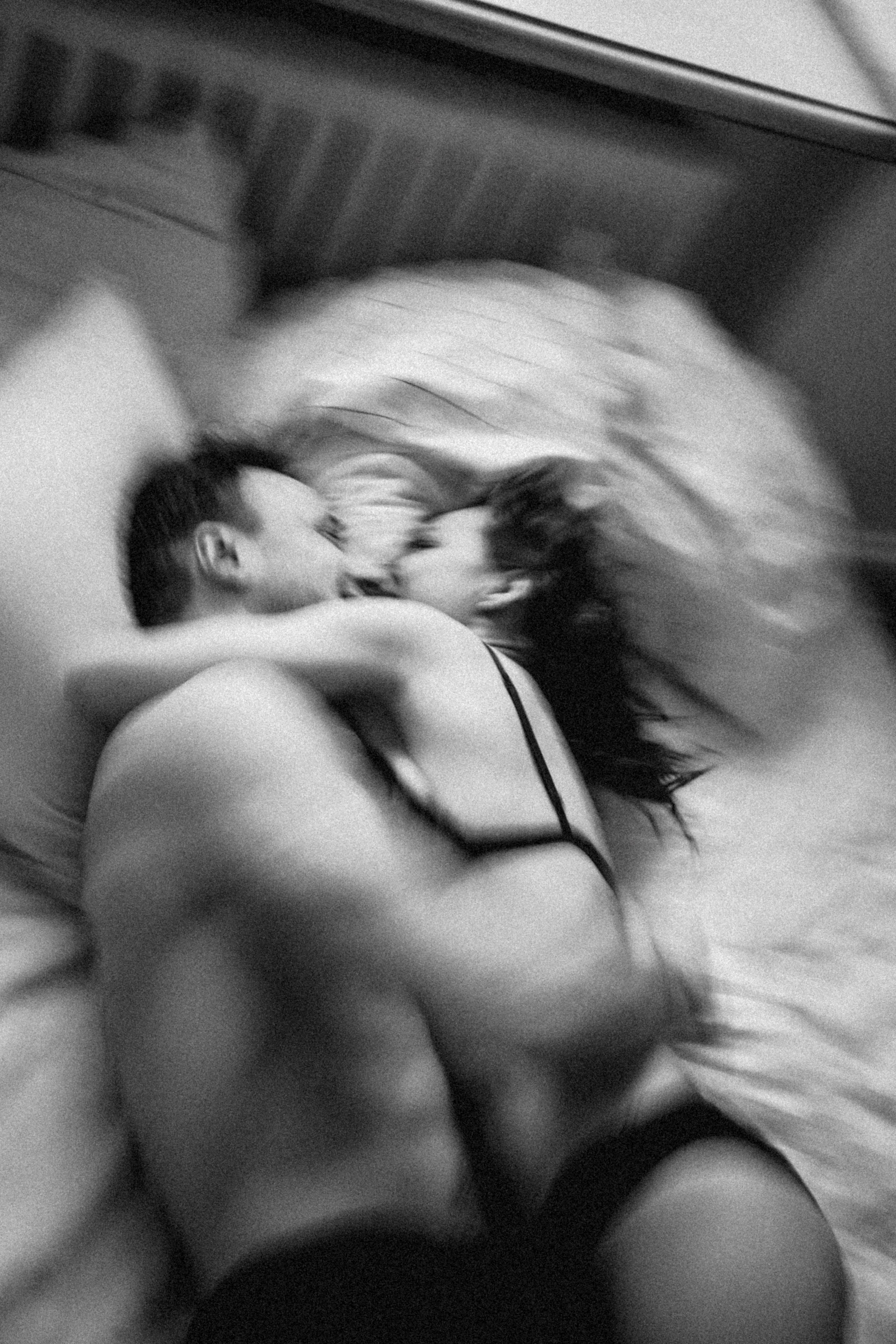 мужчина и женщина в постели