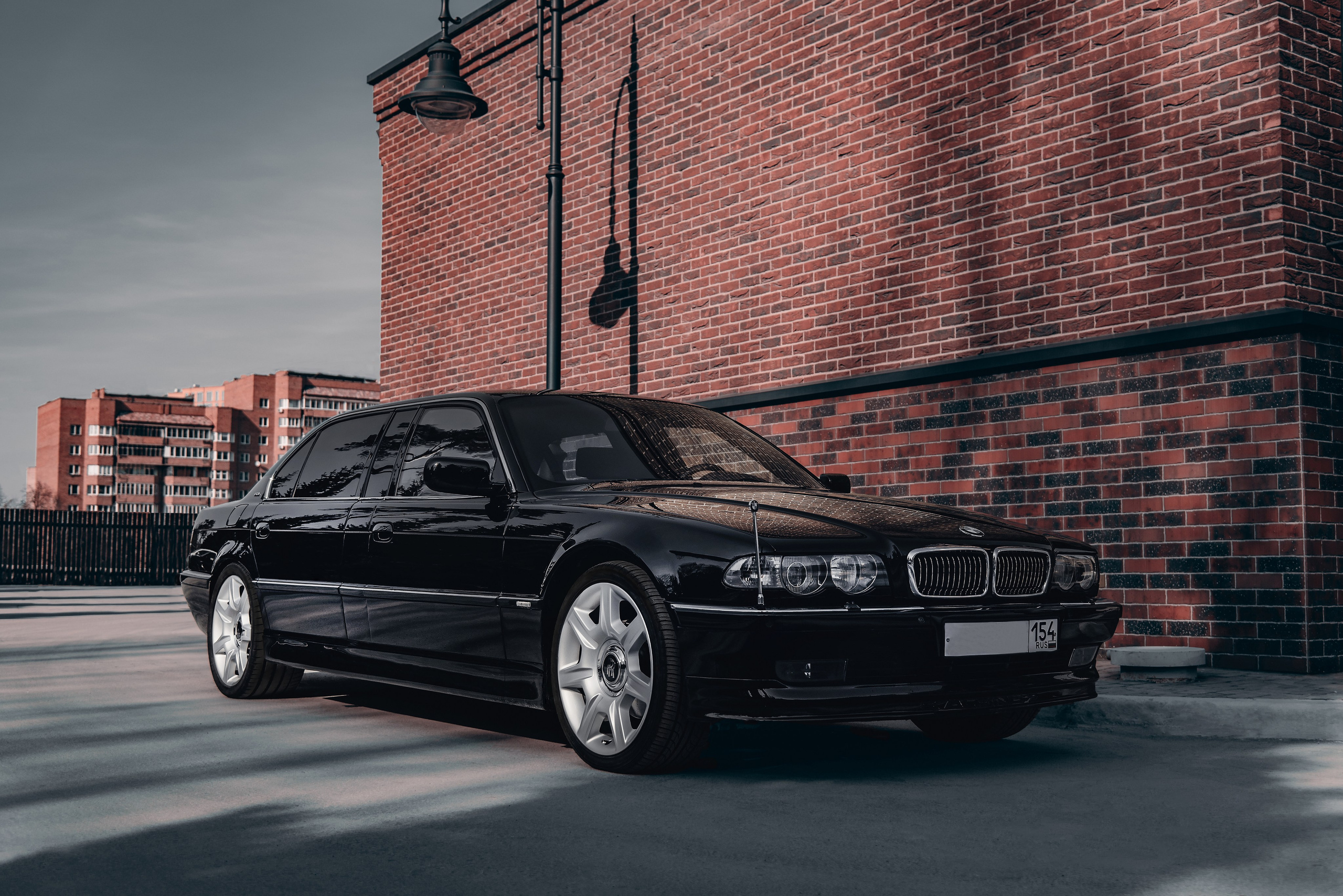 Фотосессия лонговой BMW 7L E38 в&nbsp;Новосибирске. Автомобильный фотограф Чанчин Владимир