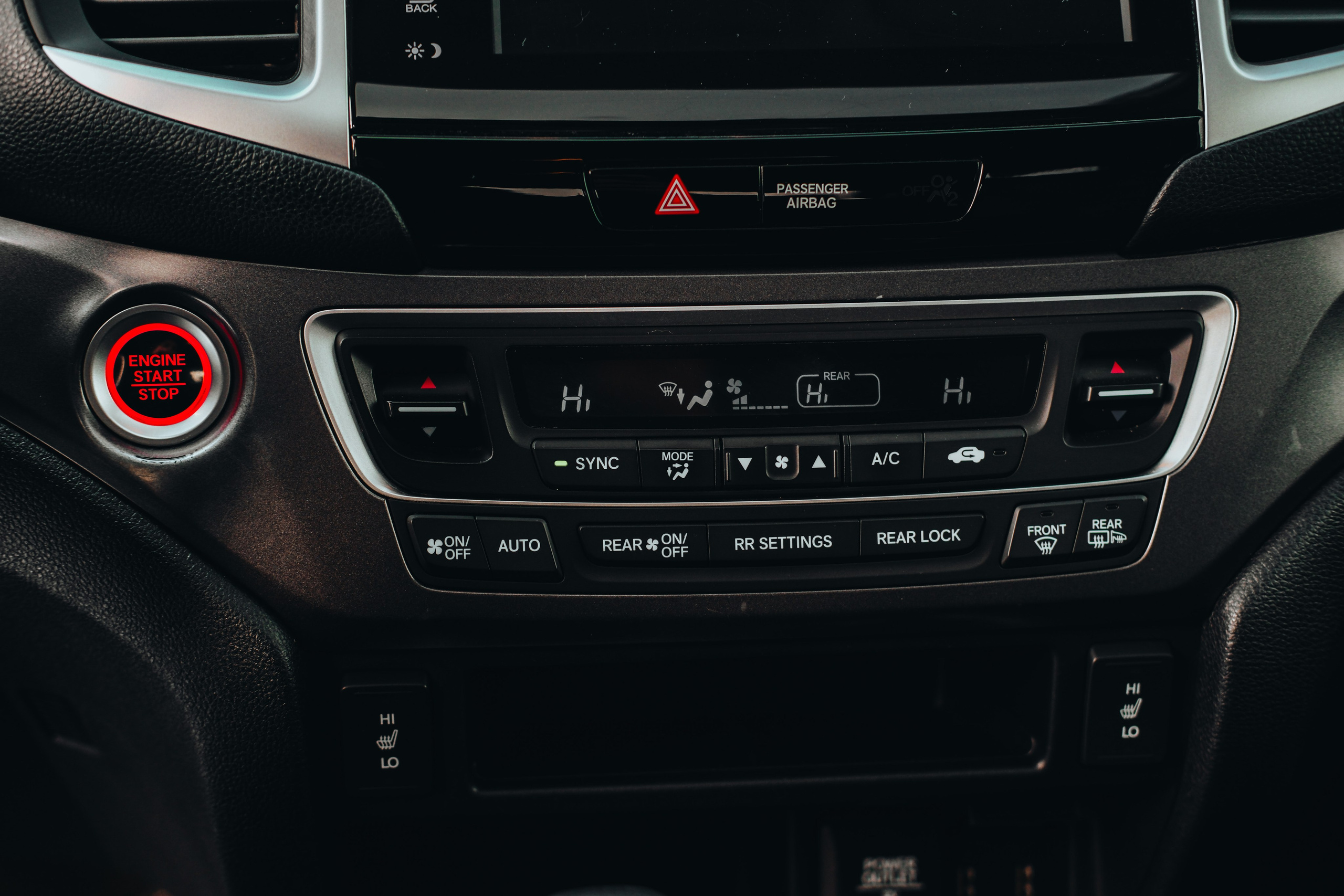 Профессиональная фотосессия Honda Pilot в Новосибирске. Автомобильный фотограф Чанчин Владимир: детальные снимки кузова, интерьера и динамики