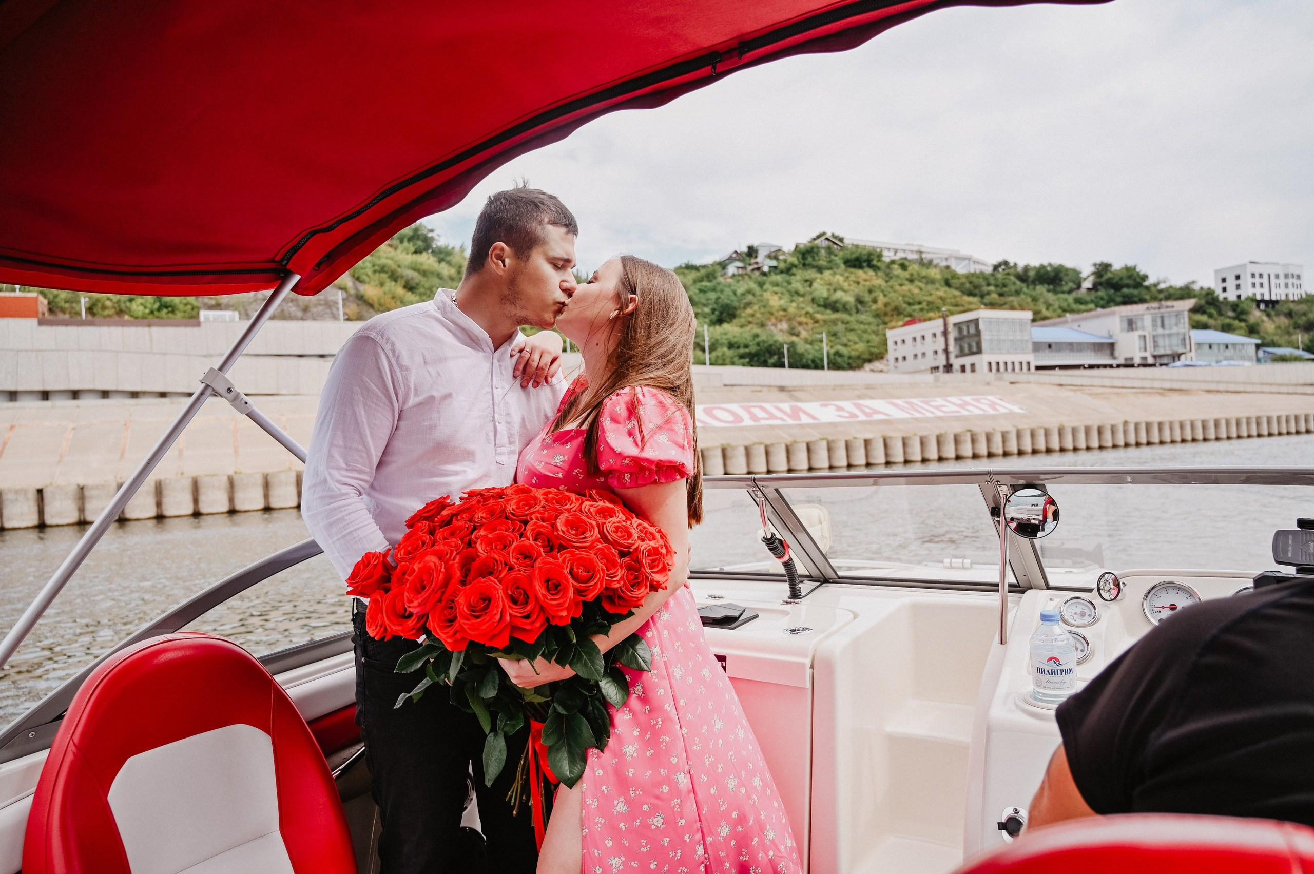 Предложение руки и сердца на катере. Семейный и свадебный фотограф в г. Уфа Динара