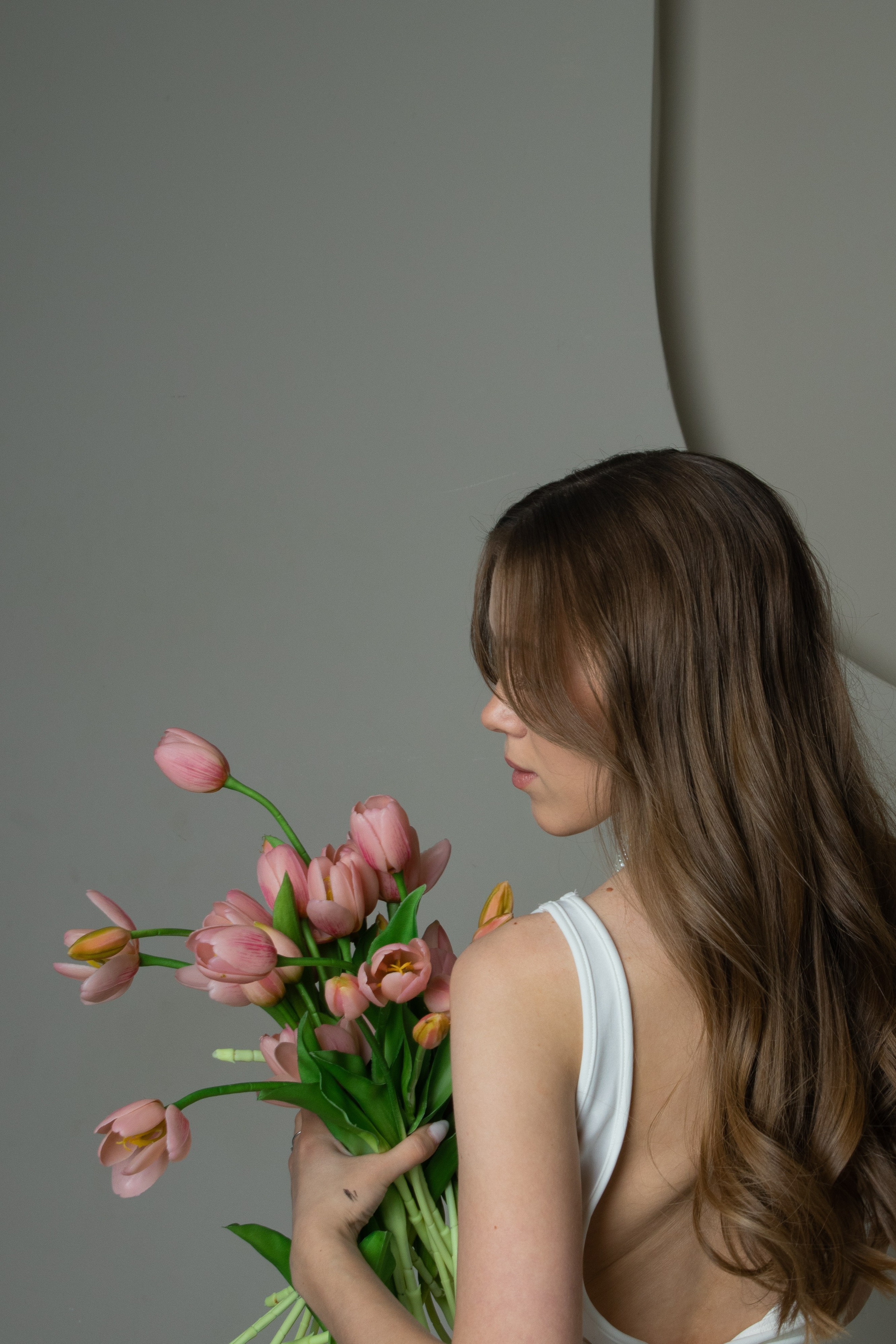 девушка с тюльпанами фото для соц.сетей