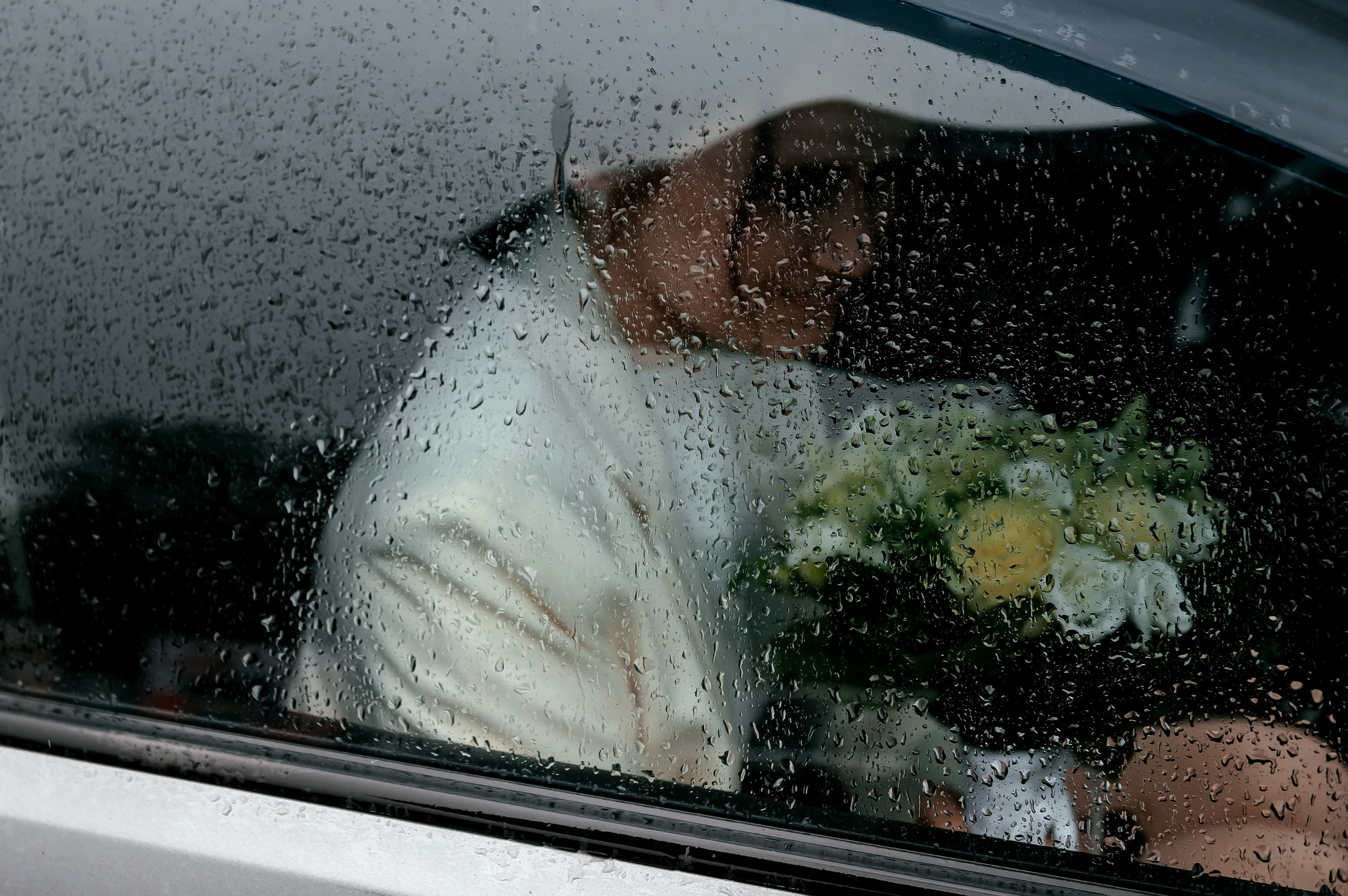 Когда дождь — это про любовь. Усадьба Кусково. Свадебный и семейный фотограф Виктория Носачёва. Щелково, Москва и МО