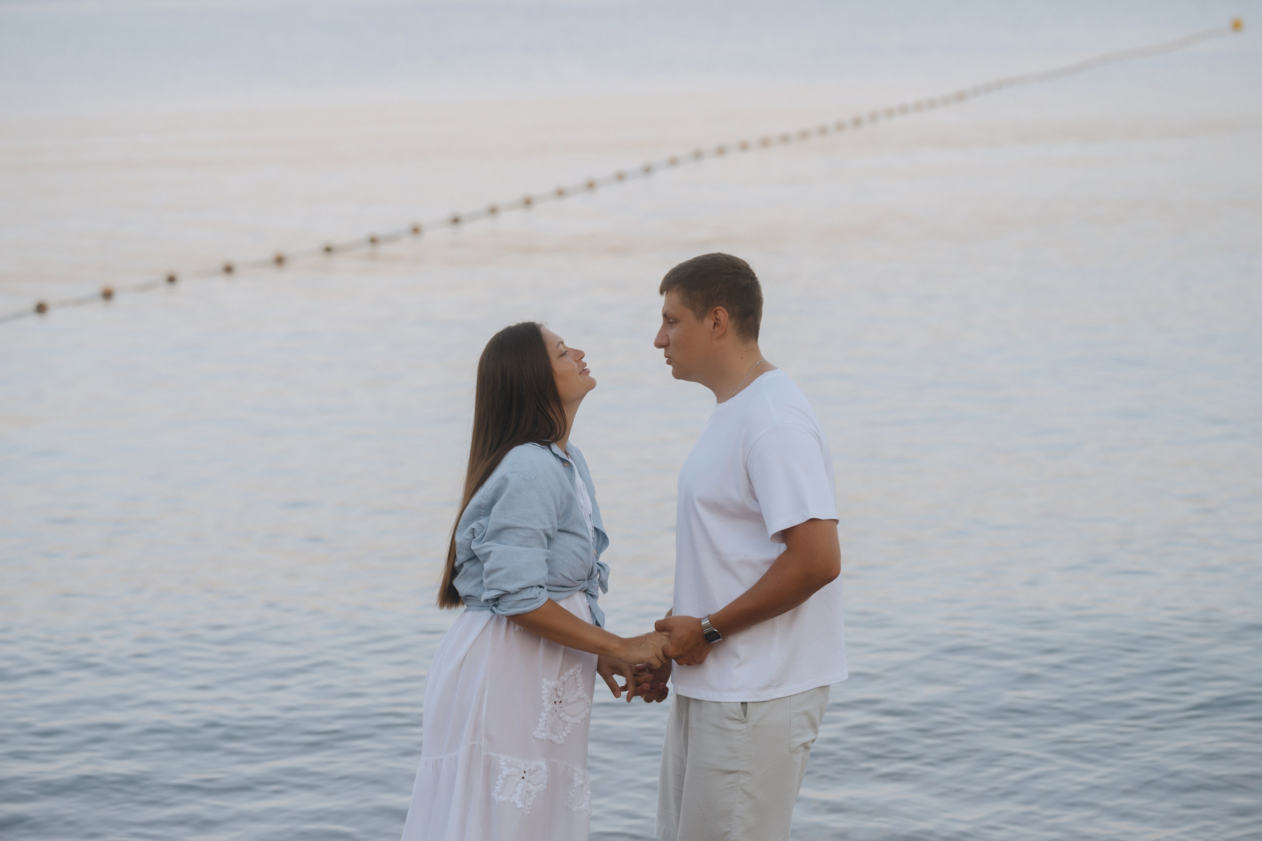 Фотограф Голубицкой сделал уникальный кадр - дедушка качает внуков на самодельных качелях у воды, фотограф Голубицкая