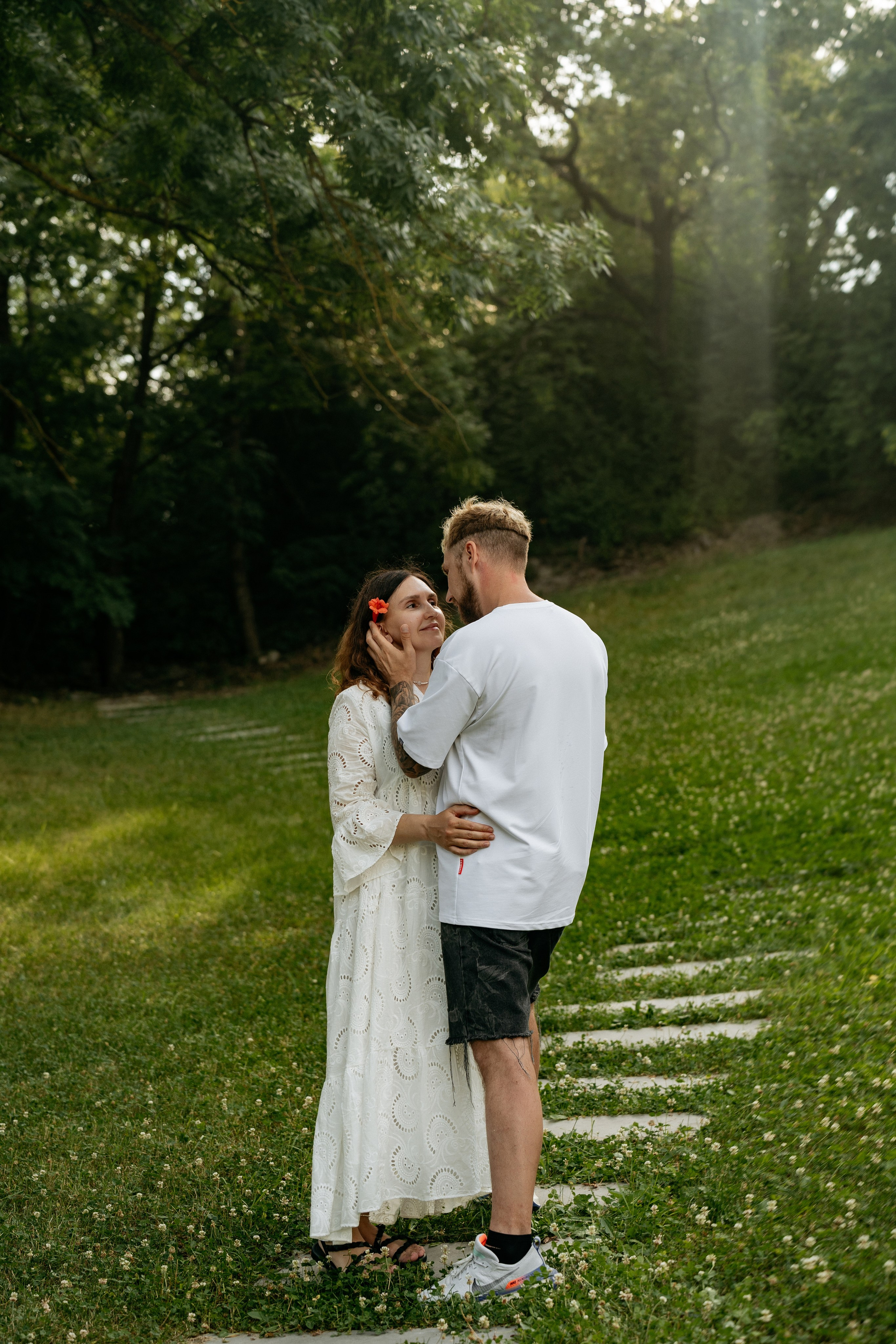 Фотосессия среди зелени: родители, девочка и грудной малыш в естественных эмоциях