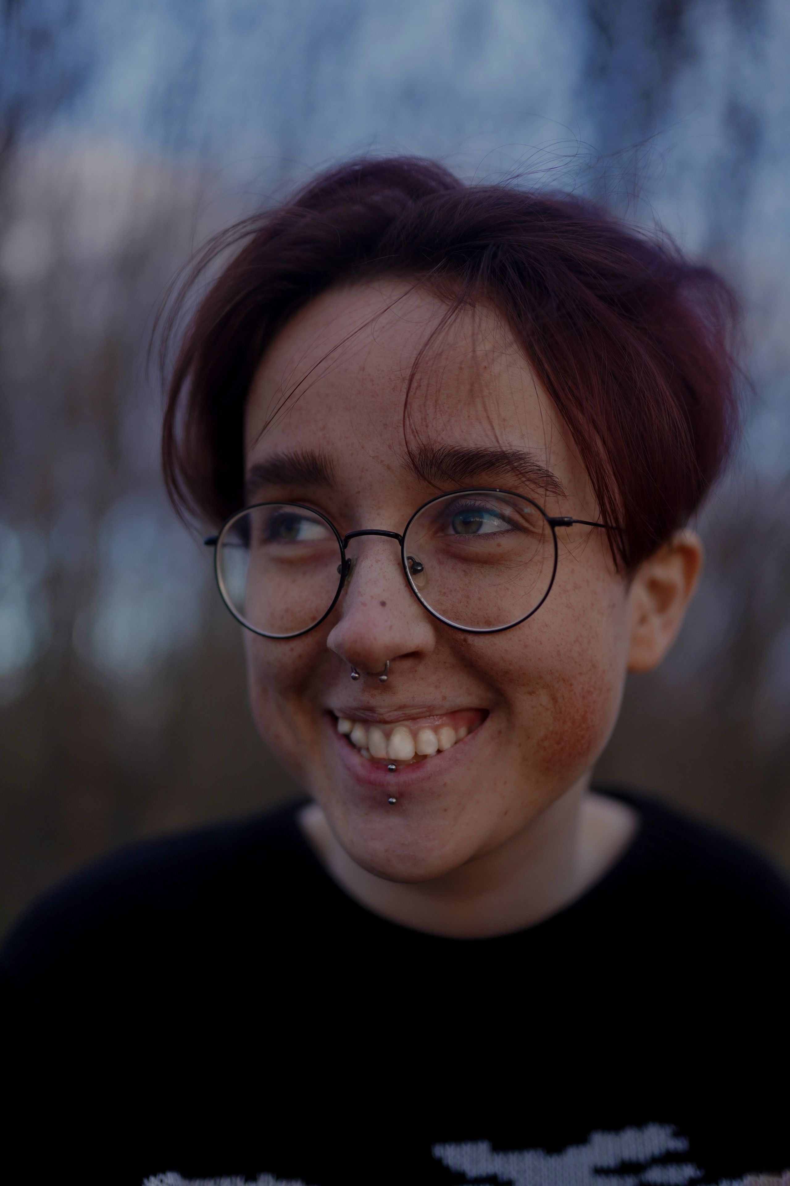 "Подготовка к Хэллоуину: девушка с веснушками демонстрирует праздничный атрибут"