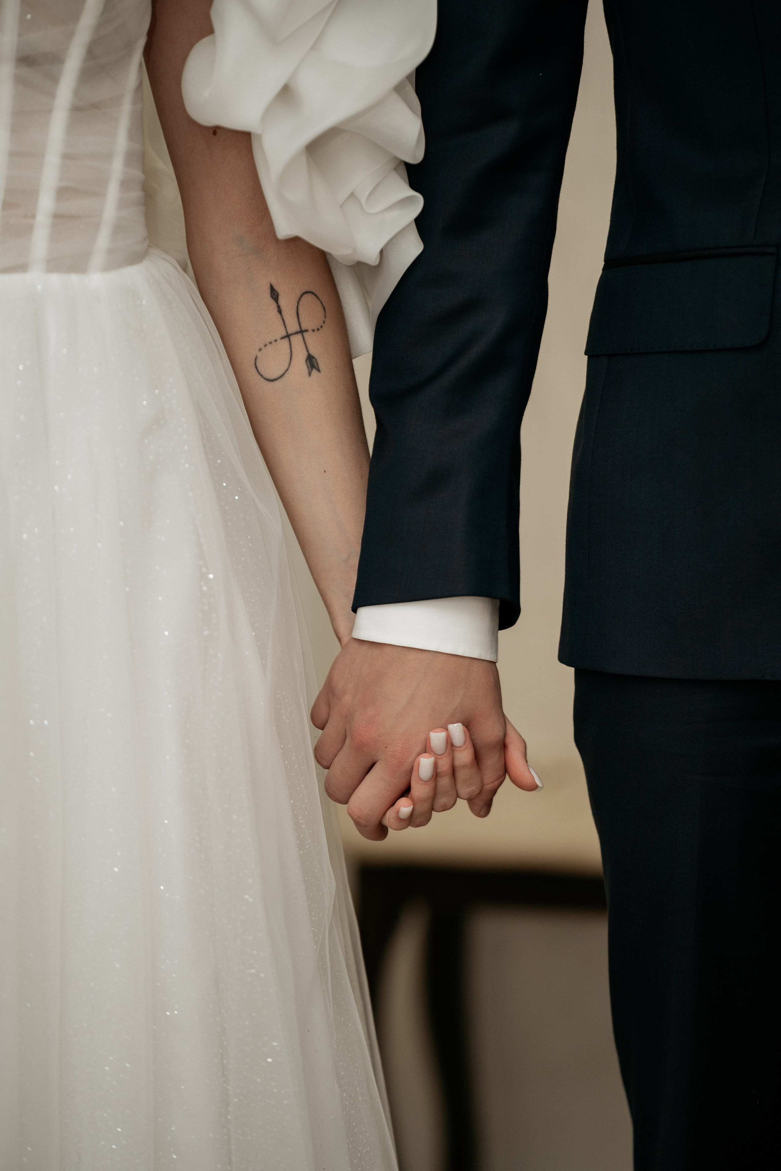 Фотограф Новороссийск, руки молодожёнов, фотография из ЗАГСа Новороссийск.