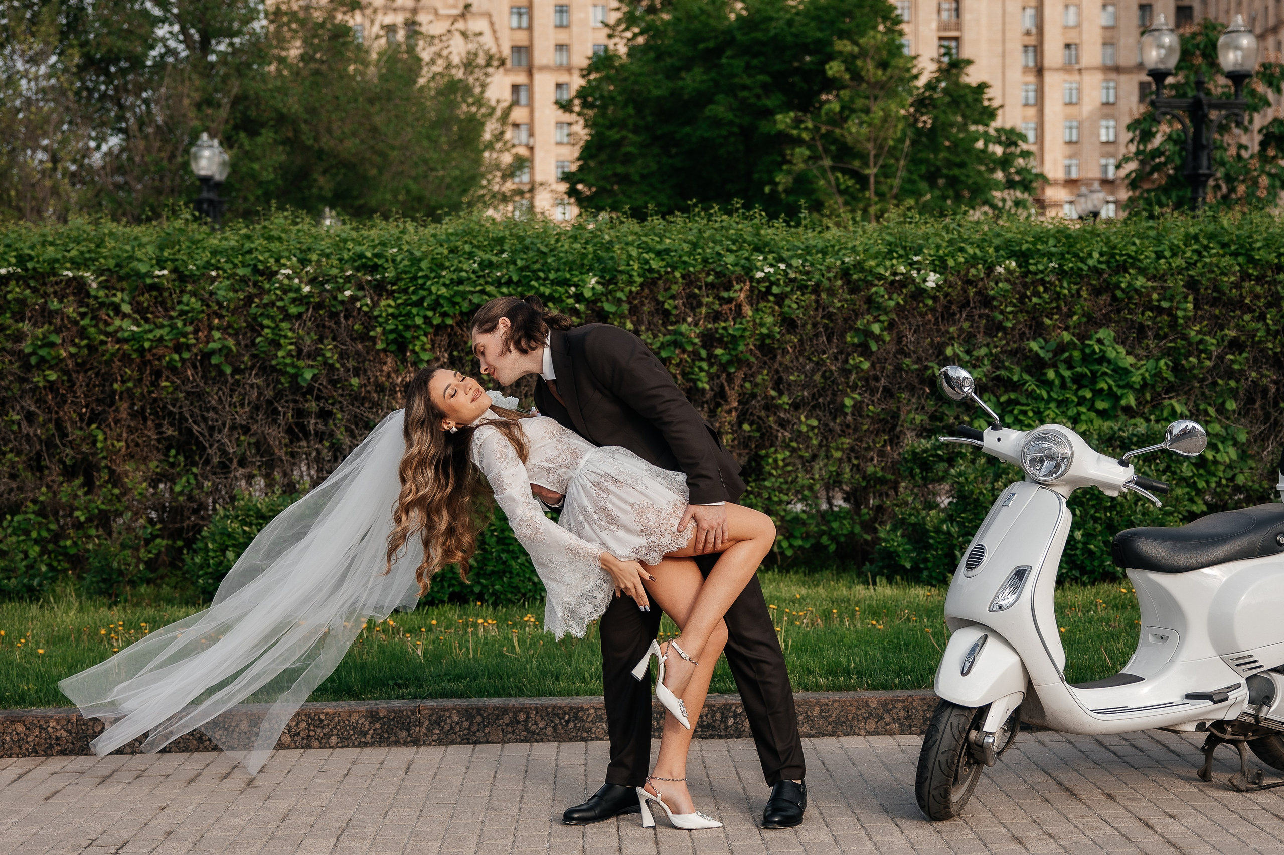 Свадебная прогулка у высотки на Кудринской площади. Свадебный и семейный фотограф в Москве Красинская Мария