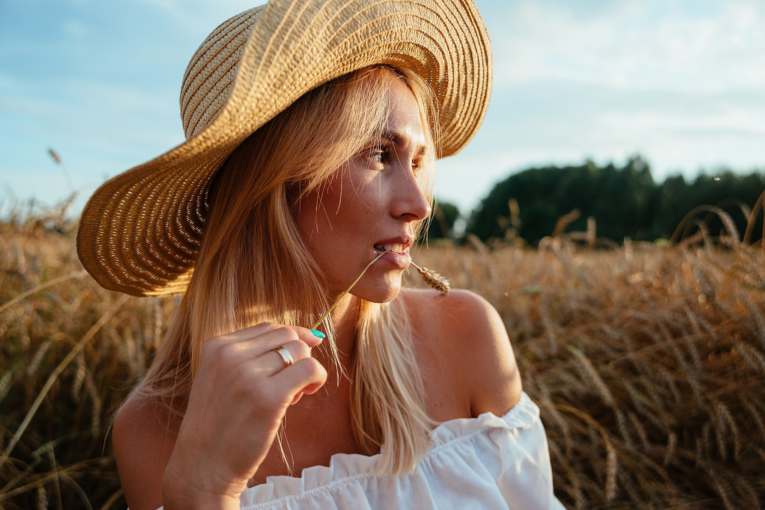 Уличная семейная фотосессия в пшеничном поле. Семейный фотограф Дарья Едапина Новосибирск. Фотограф Дарья Едапина Новосибирск