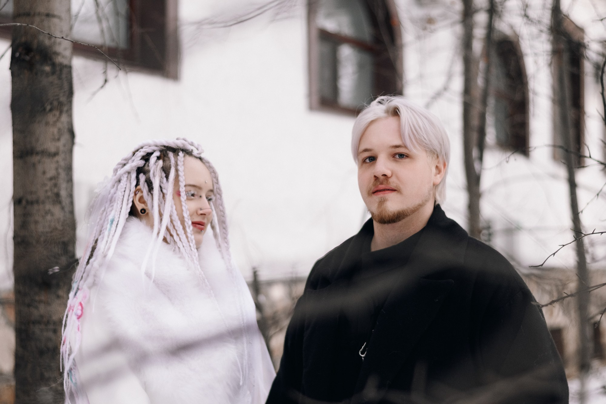 Зимняя свадебная прогулка в Тюмени, пара на фоне заснеженного города