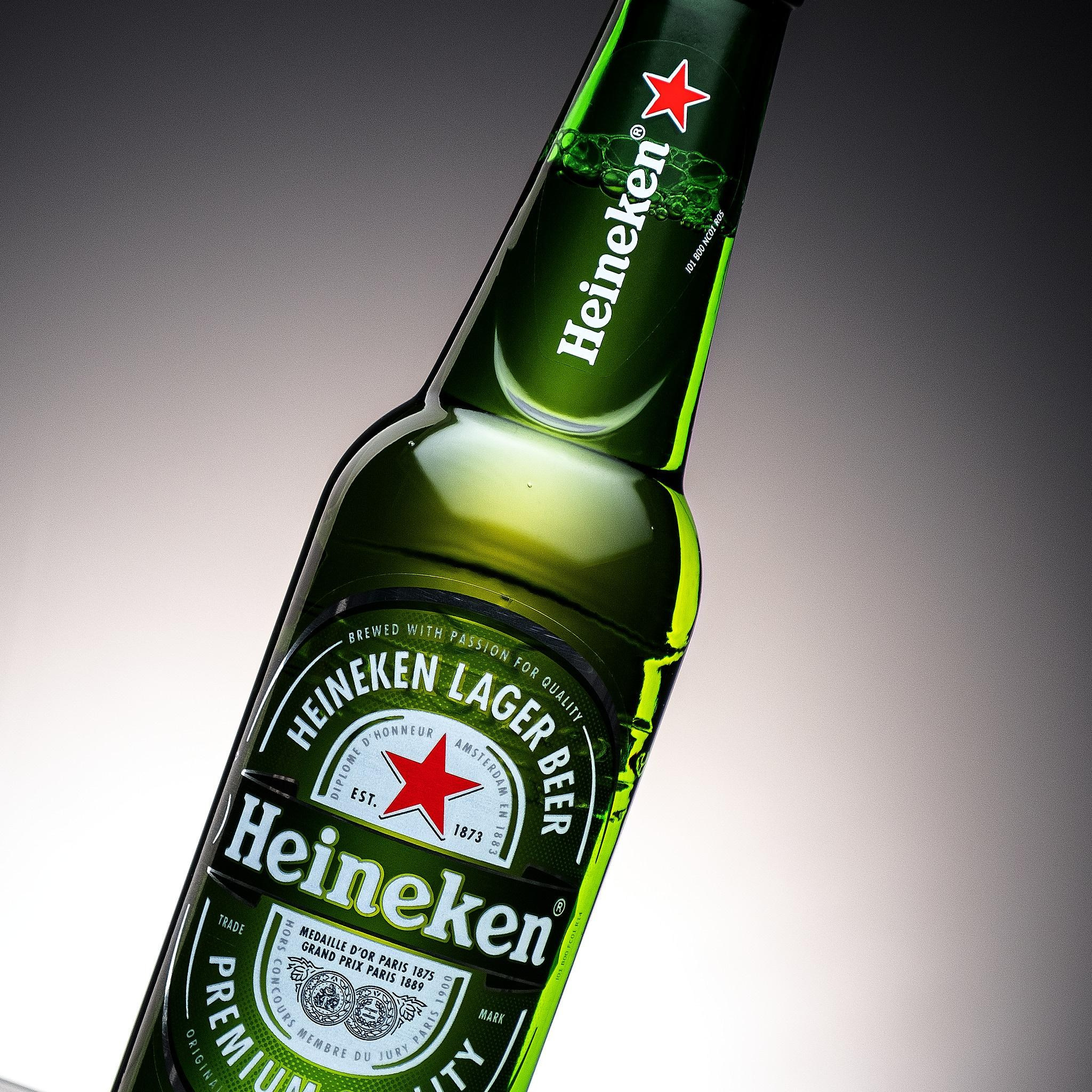 Бутылка пива Heineken на градиентном фоне