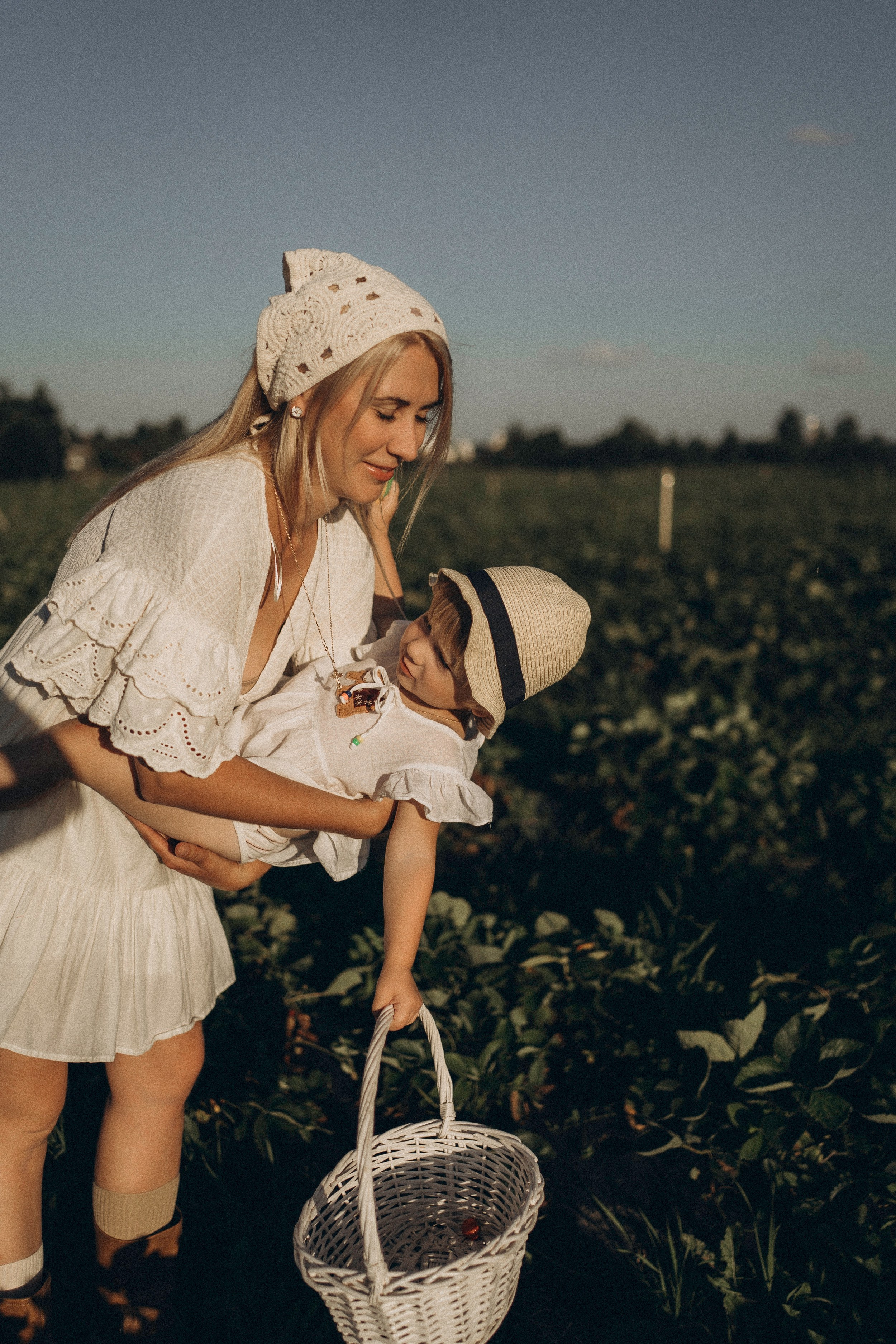 Алина и Оливия съемка на природе. Семейный фотограф в Калуге Ирина Алдохина