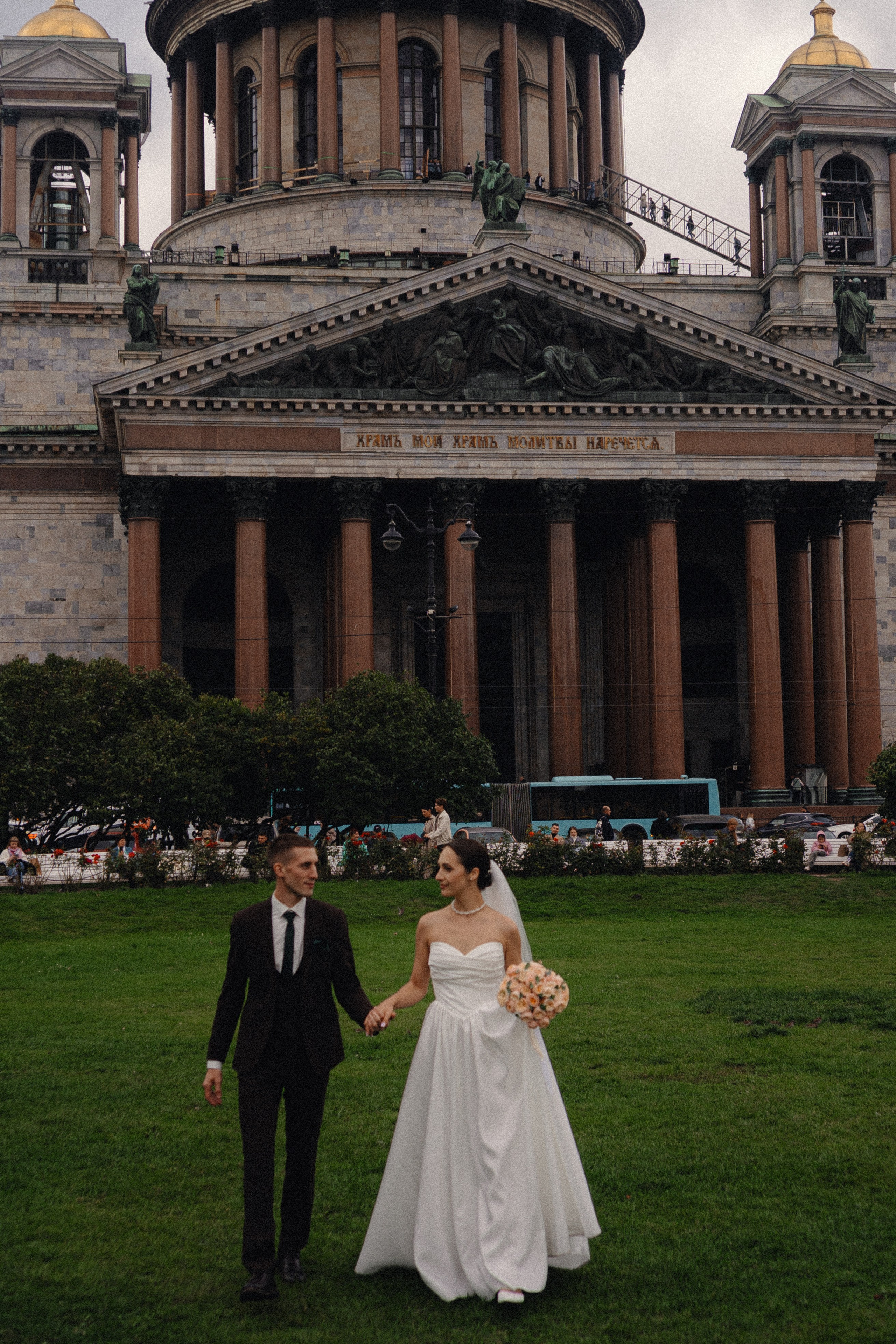 СВАДЕБНАЯ ПРОГУЛКА В САНТК-ПЕТЕРБУРГЕ (ИСАКИЕВСКИЙ СОБОР, ЗИМНЯЯ КАНАВКА, ЭРМИТАЖ И БОЛЬШАЯ МОРСКАЯ УЛИЦА). Профессиональный фотограф, Санкт-Петербург — Виктория Богомолова