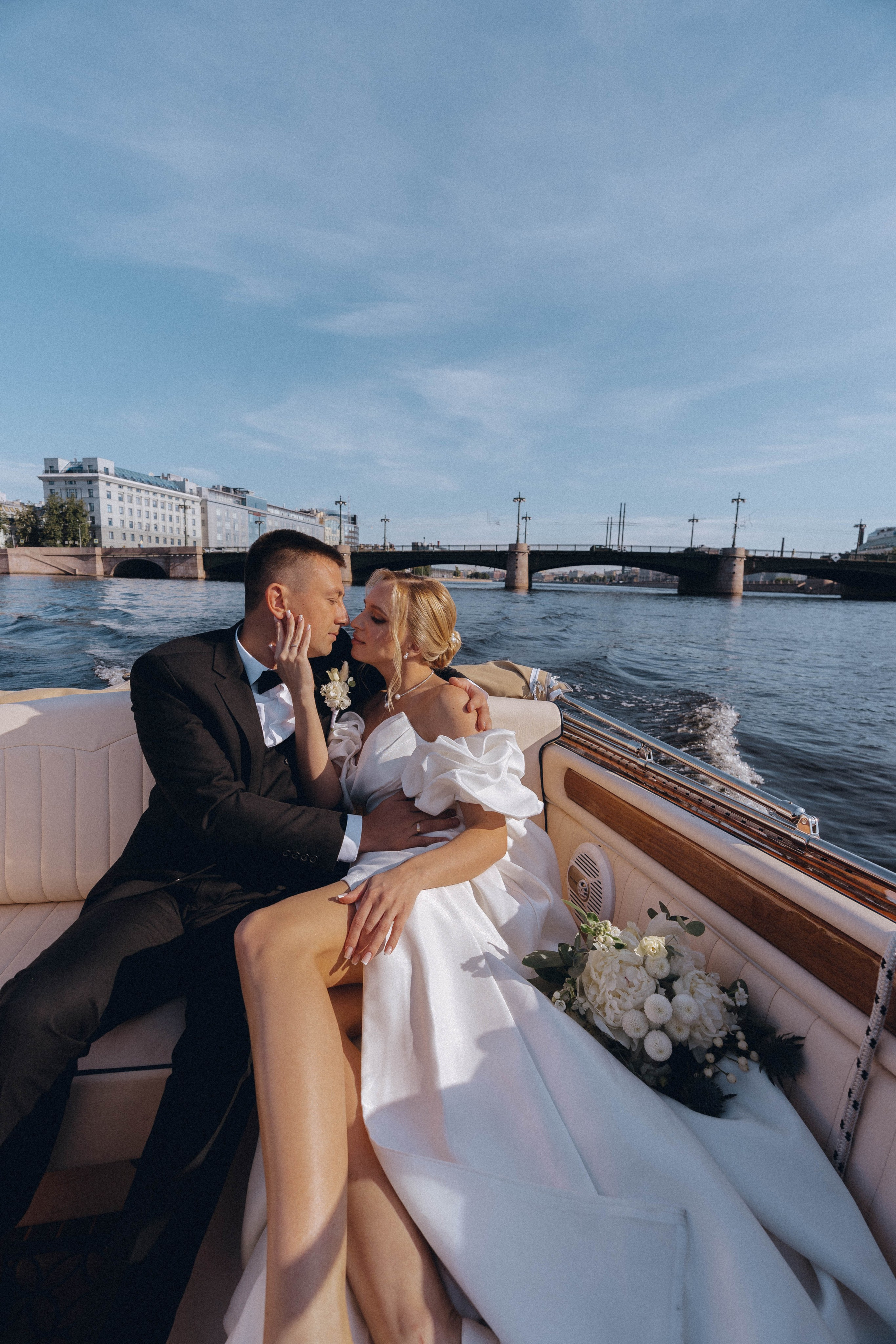 СВАДЕНБНАЯ СЬЕМКА НА КАТЕРЕ ПО КАНАЛАМ САНКТ-ПЕТЕРБУРГА И В АКВАТОРИИ НЕВЫ. Профессиональный фотограф, Санкт-Петербург — Виктория Богомолова