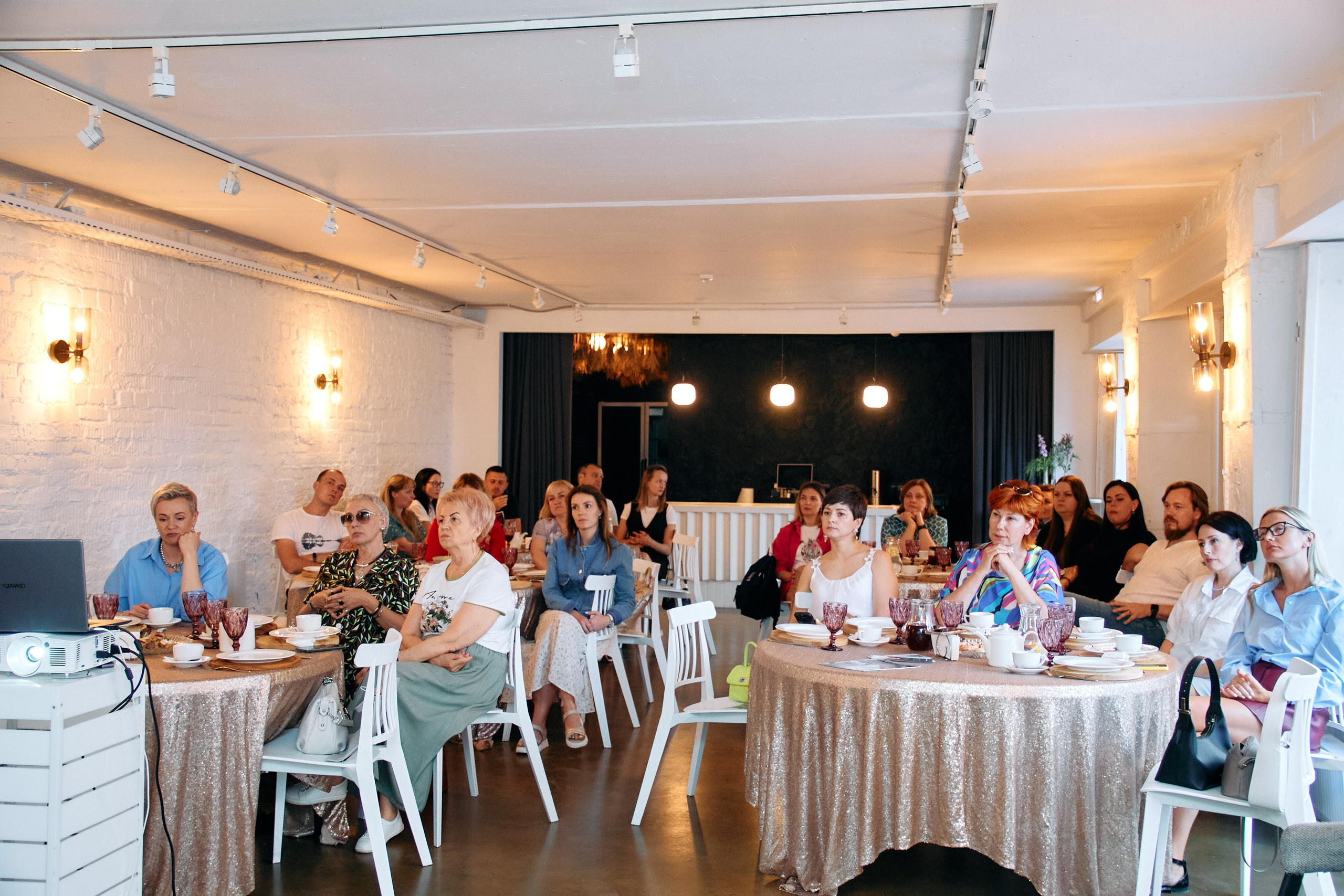 Деловой разговор «Перспективы инвестиций в 2024 году». Фотограф в Смоленске Ася Польшина