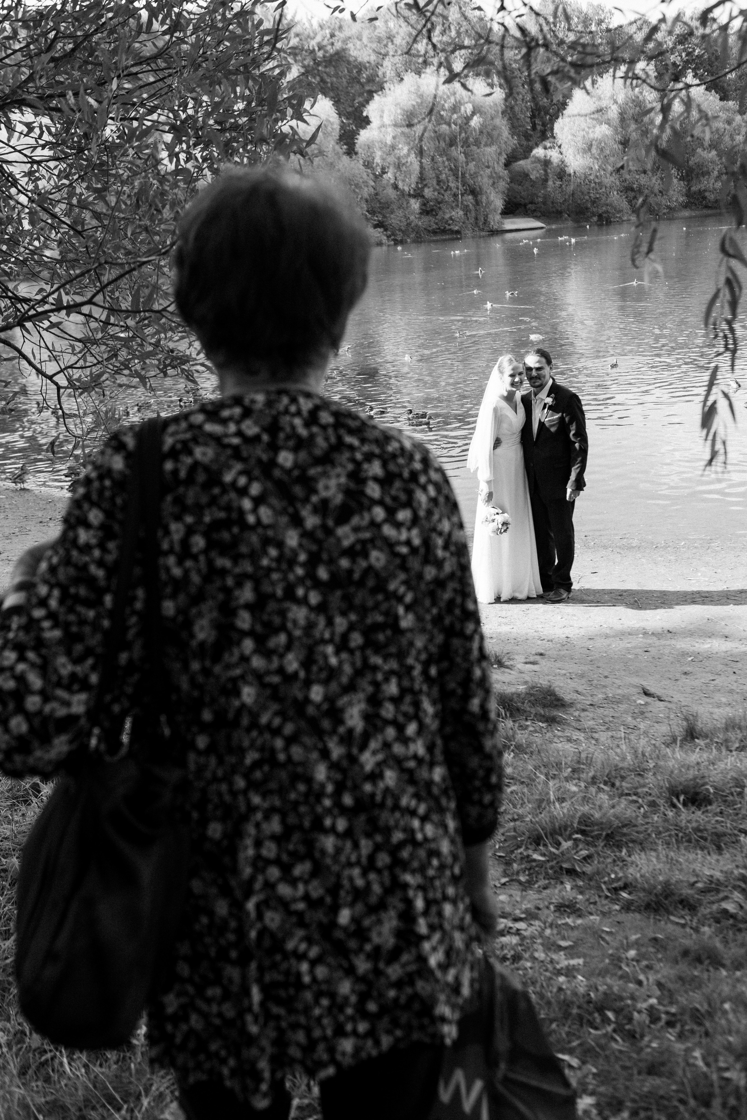 нежная свадебная фотосессия в парке, фото молодоженов у пруда,  свадебный фотограф в Москве