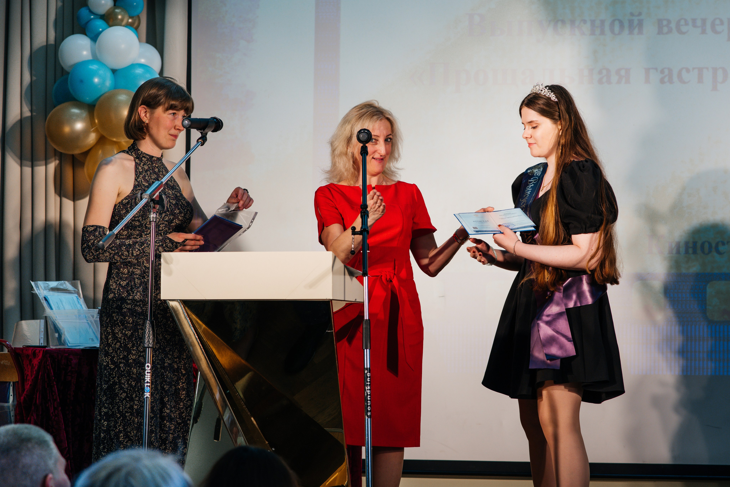 Вручение аттестатов. Выпускные альбомы в Подольске Москве и МО