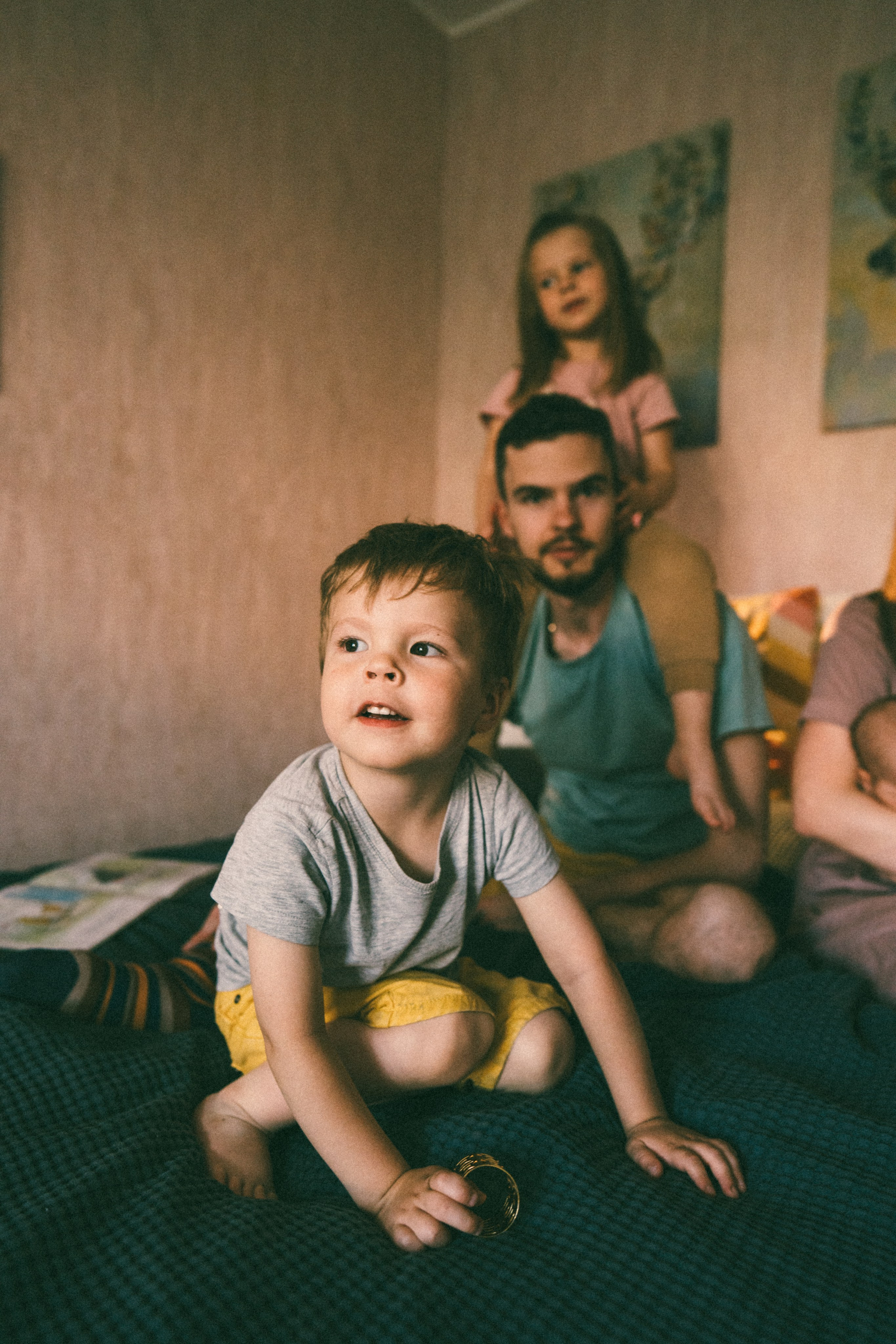 Семейная фотосессия дома. Дарья Иван Маша Сережа и Лиза. Детский, семейный и ньюборн фотограф в Москве Юлия Шуарт