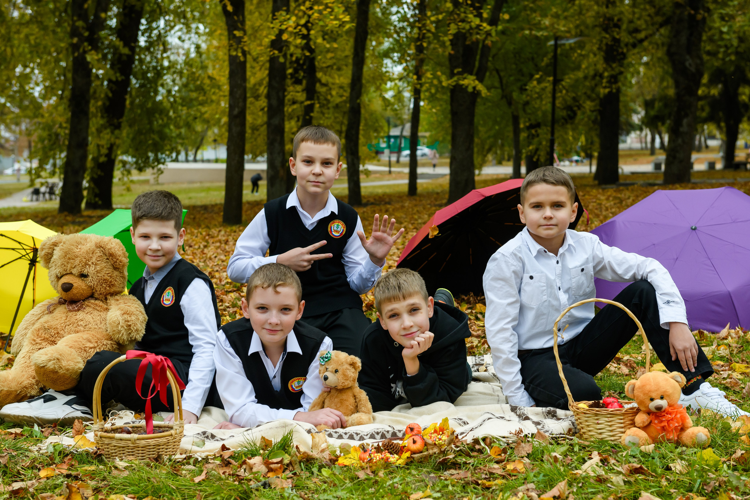 Четвероклассники позируют для школьного альбома. Выпускные альбомы в Курске