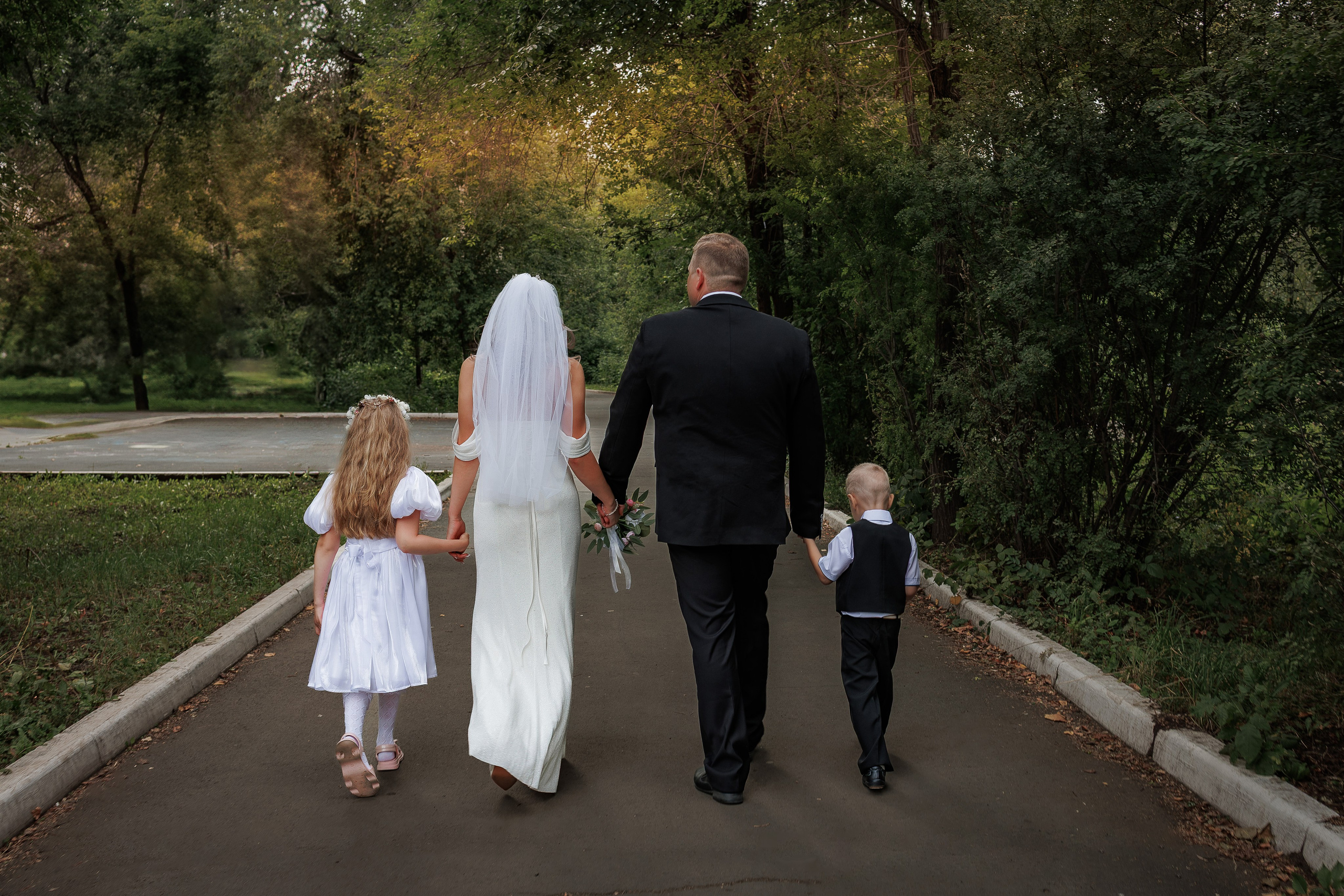 WEDDING 08.09.25 Экспресс свадебная фотосессия в парке Медногорска. Фотограф Медногорск Кувандык Оксана Шерехода свадебные, семейные, индивидуальные, школьные фотосессии. Печать фотоальбомов
