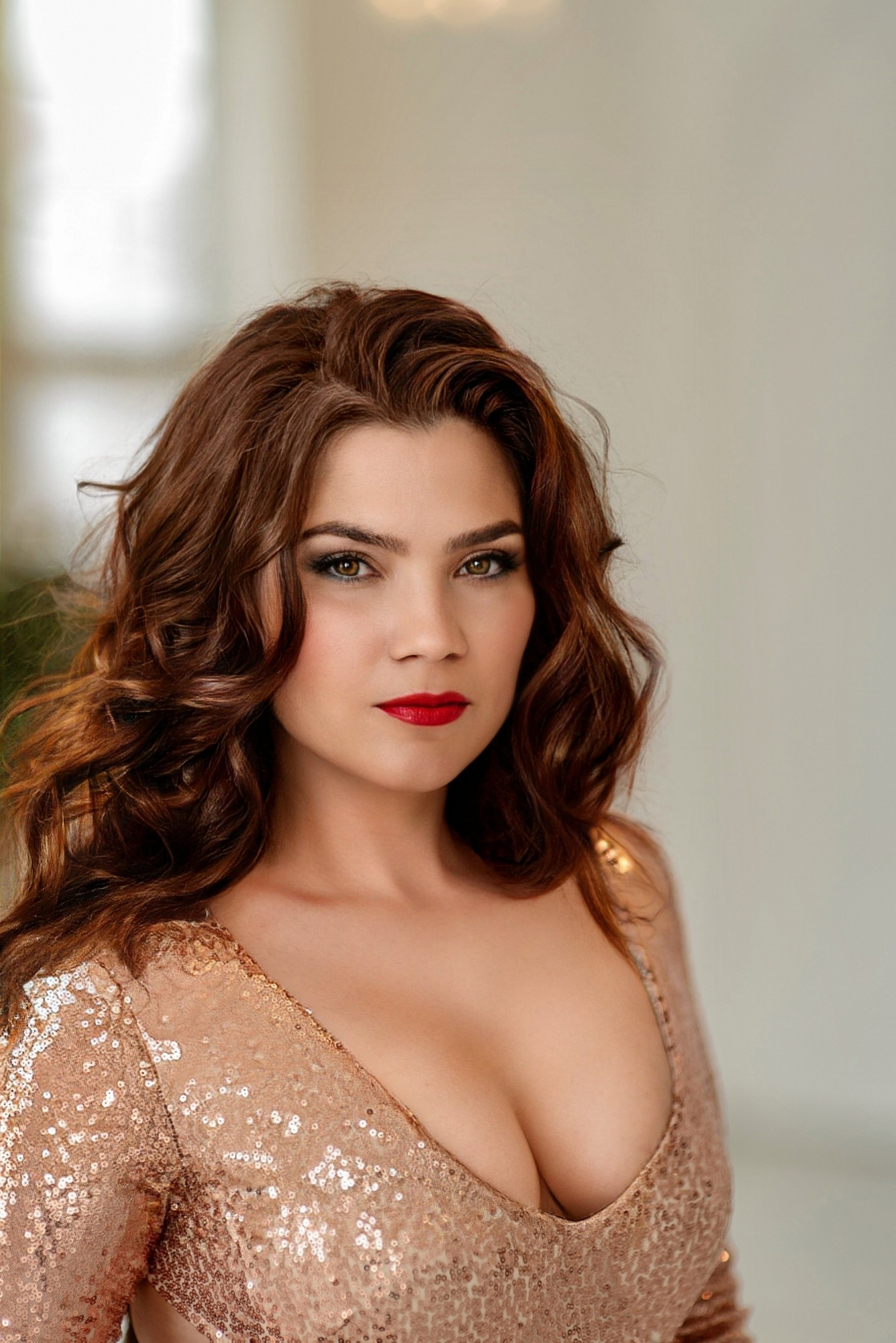 Девушка в золотистом платье с открытой спиной декольте