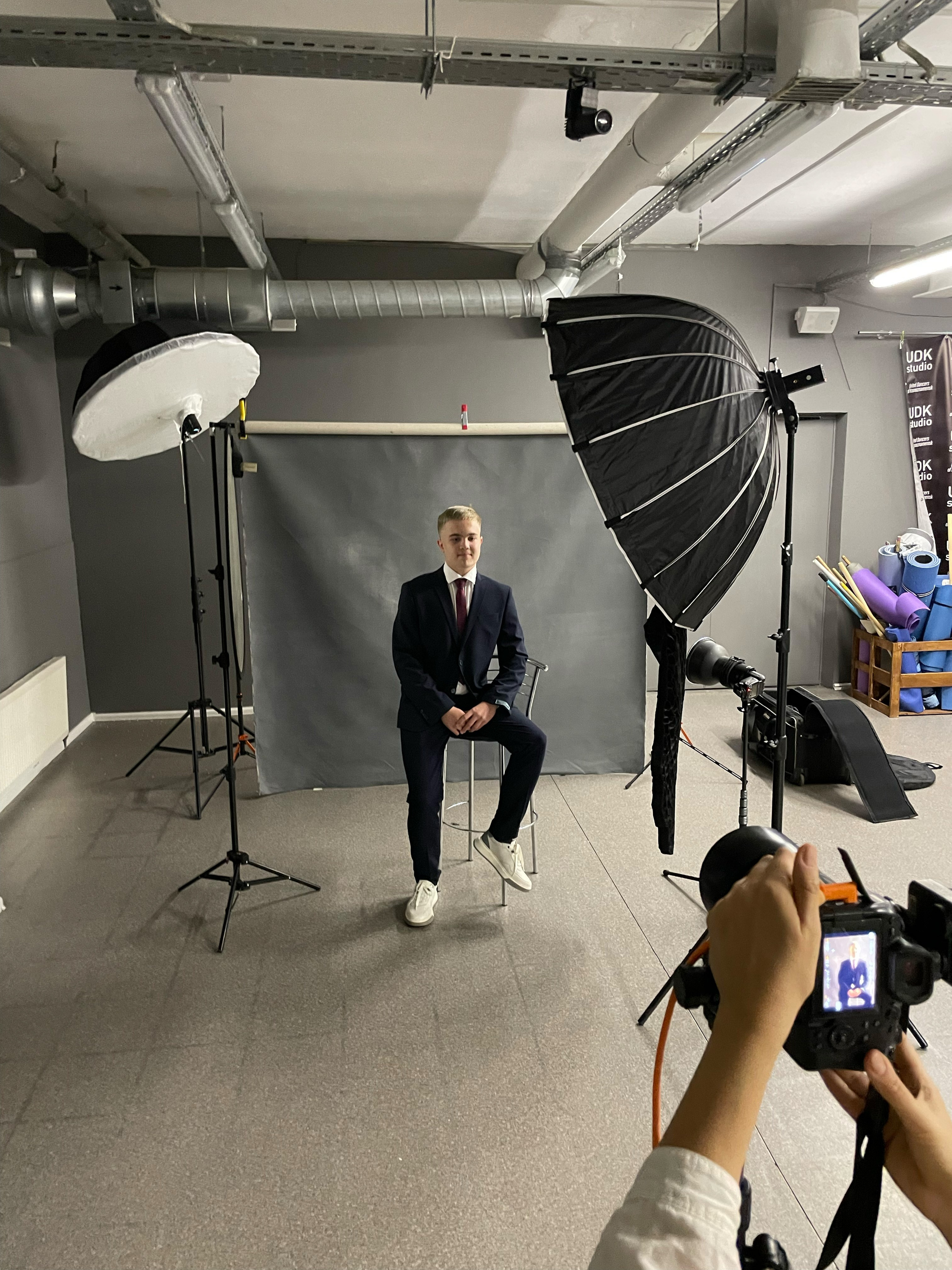 Окт120 + отражатель + 100 зонт контр + рефлектор с сотами на фон. Семейный фотограф Александр Передерий