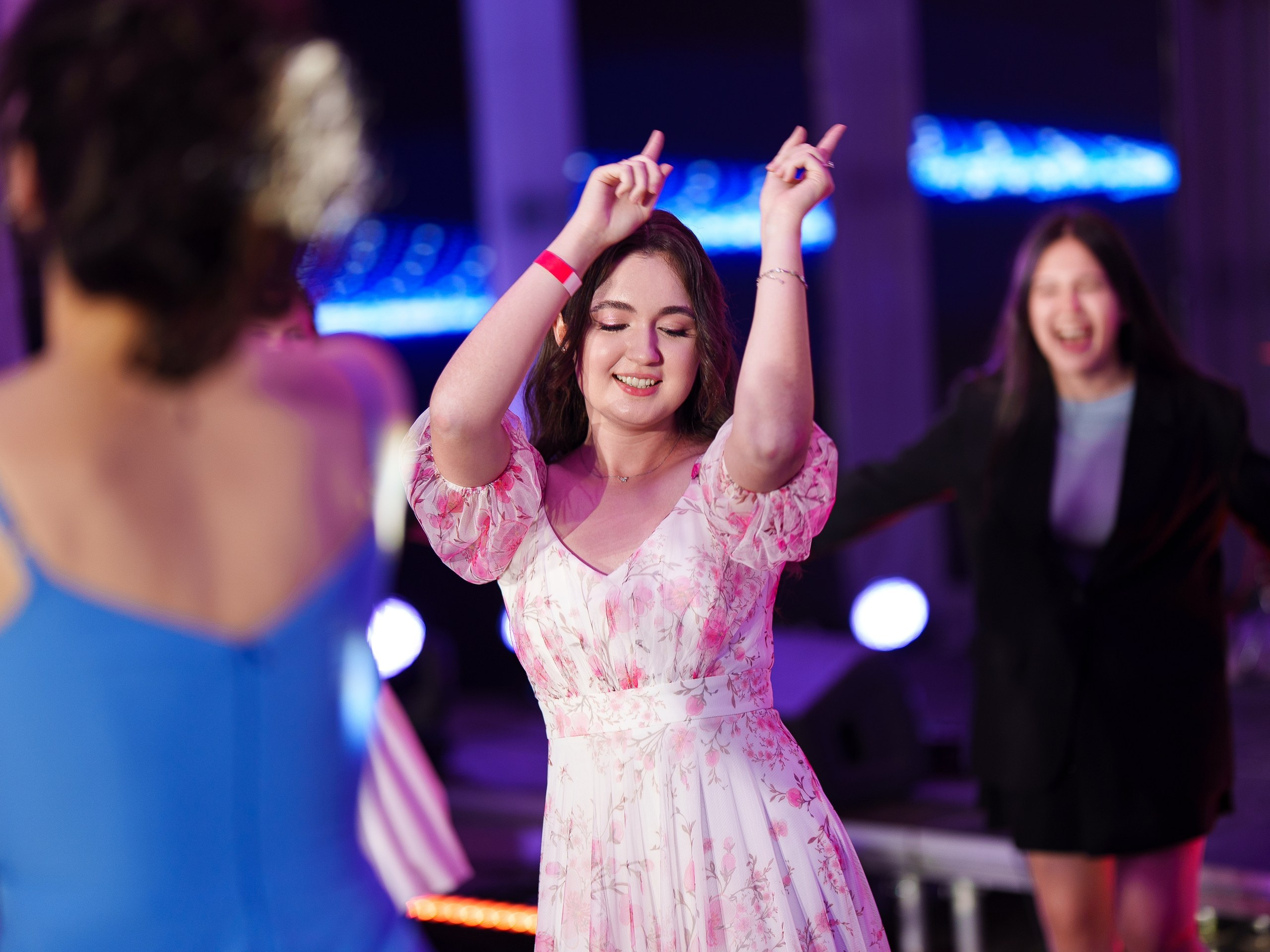 Фотограф на выпускной в Уфе — съёмка в Конгресс-холле для гимназии № 39