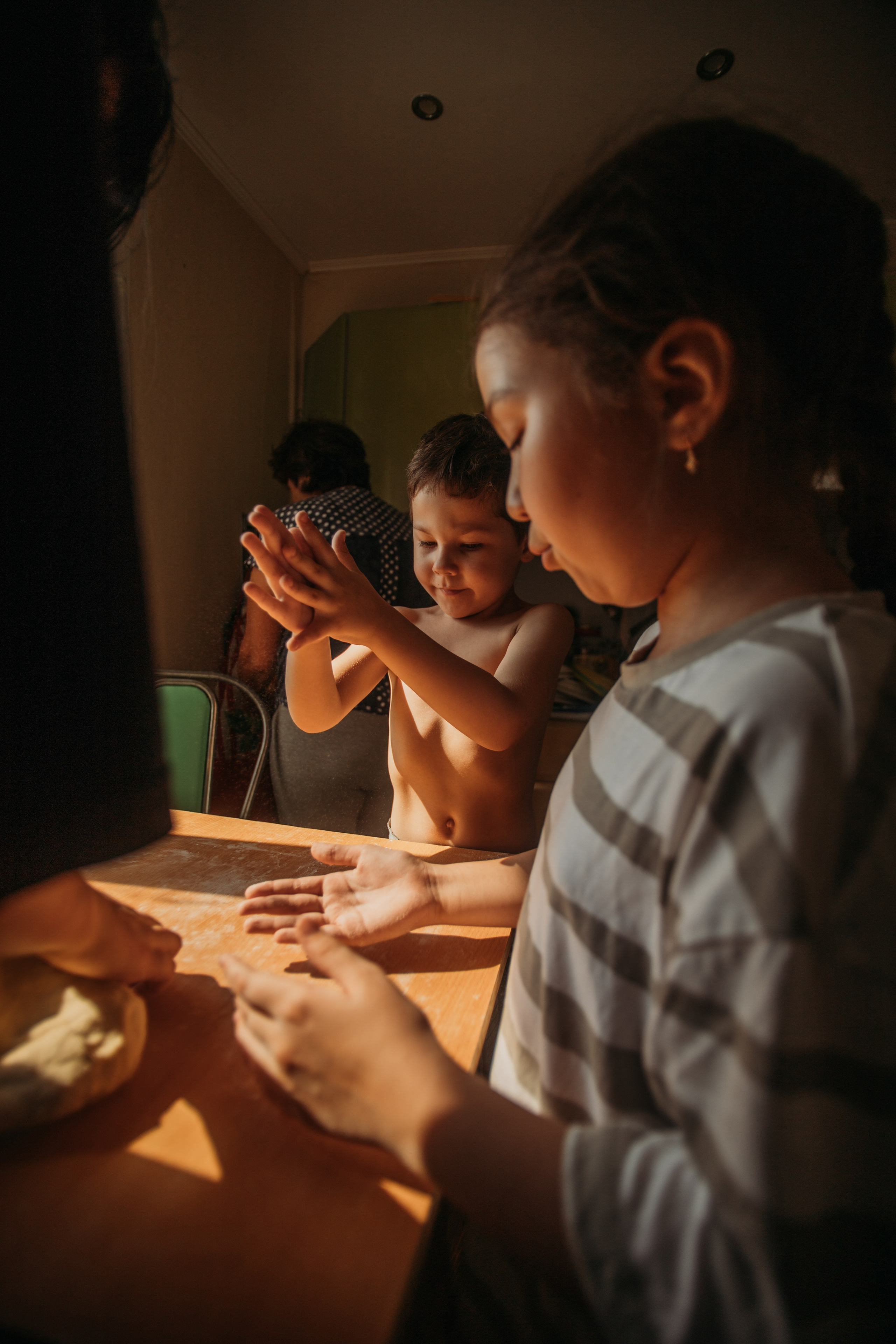 Домашняя фотосессия моей семьи. Венера Гайн. Репортажный фотограф  Тюмень. Обучение фотографии с 0