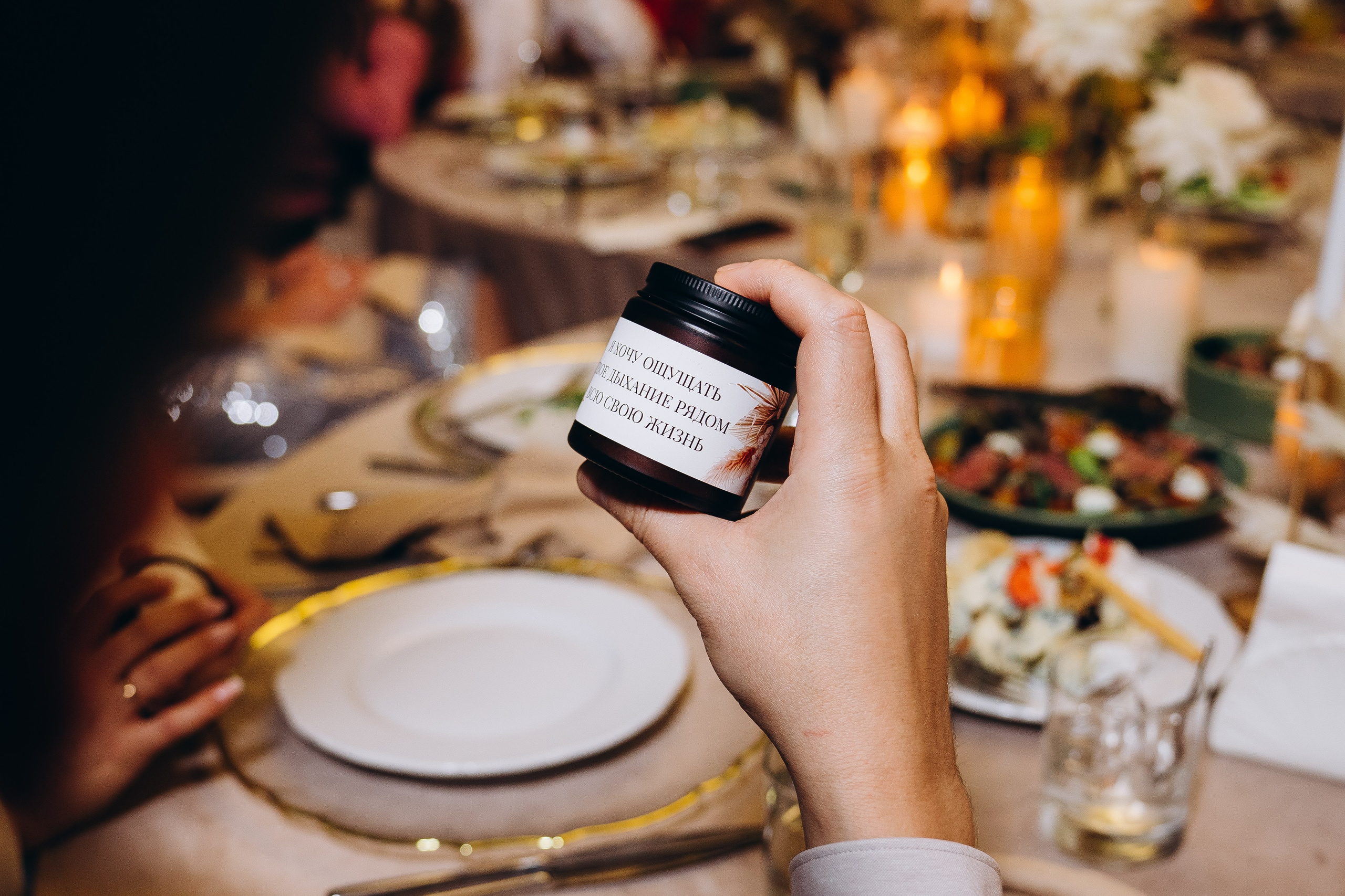 Веселые гости танцуют на свадебном банкете — репортажная съемка свадебных мероприятий в Москве с живыми эмоциями.